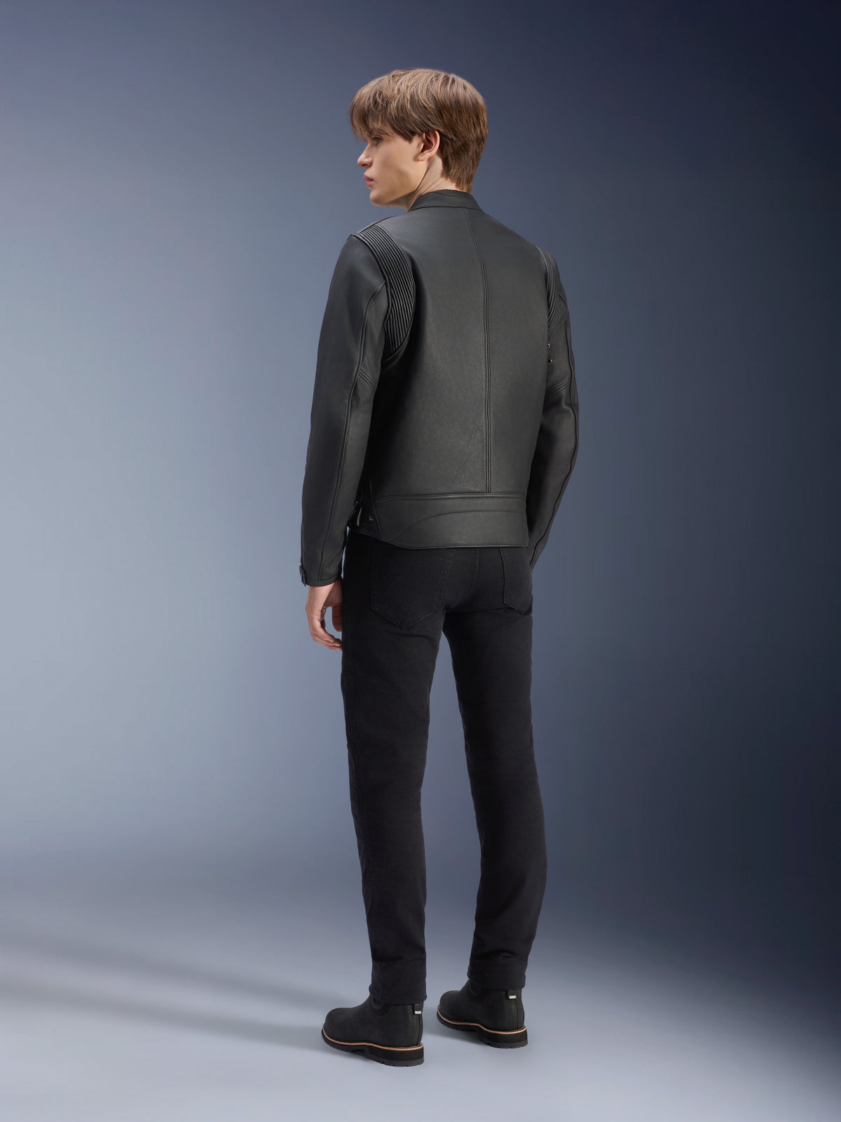 Alpinestars Dyno, chaqueta de cuero de moto para hombre, negra, estilo urbano, vista trasera con paneles acanalados.