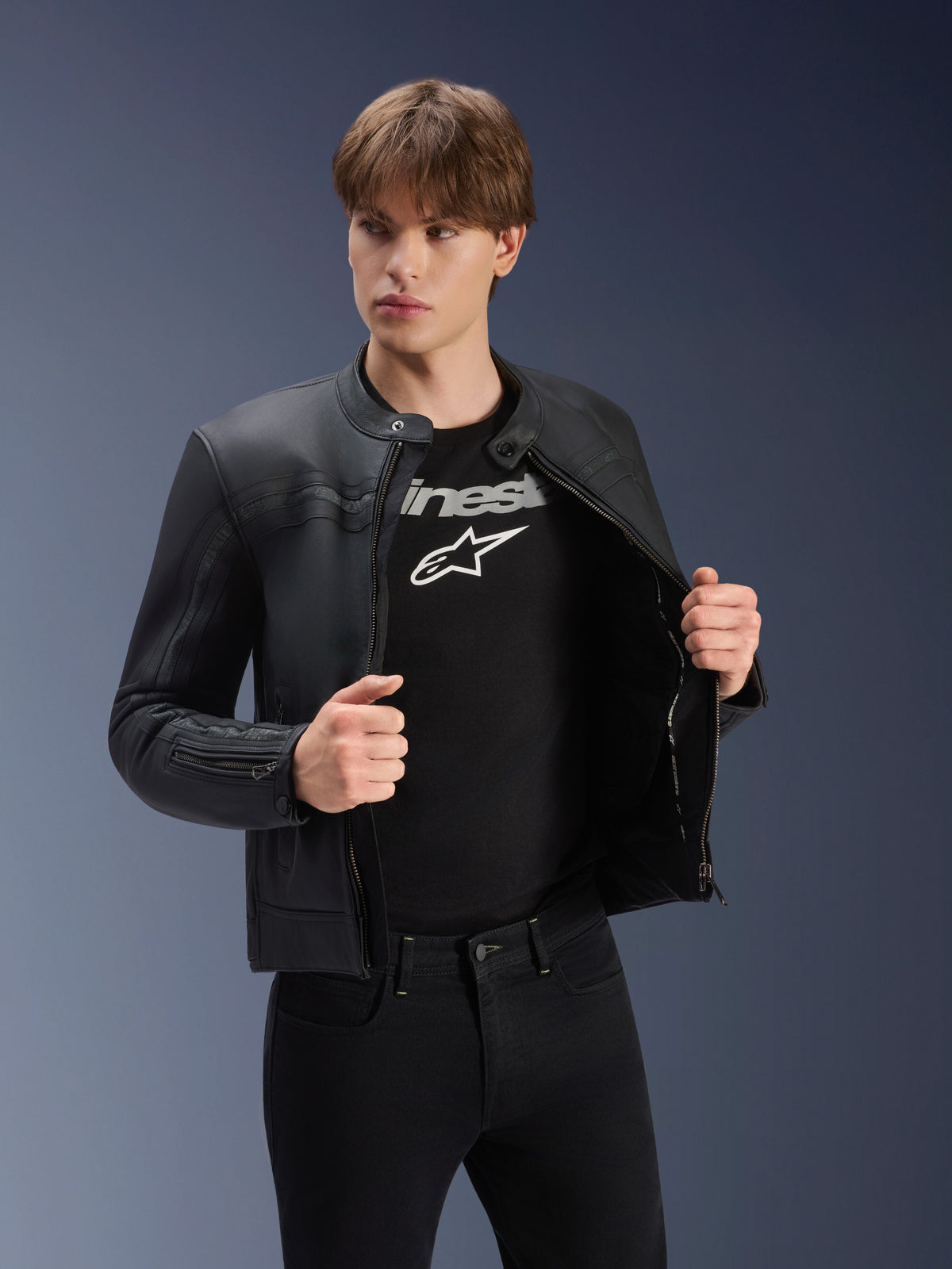 Alpinestars Chaqueta de cuero Dyno, chaqueta de moto urbana para hombre, negra, de cuero bovino, certificada CE, preparada para Tech-Air, usada por un modelo.