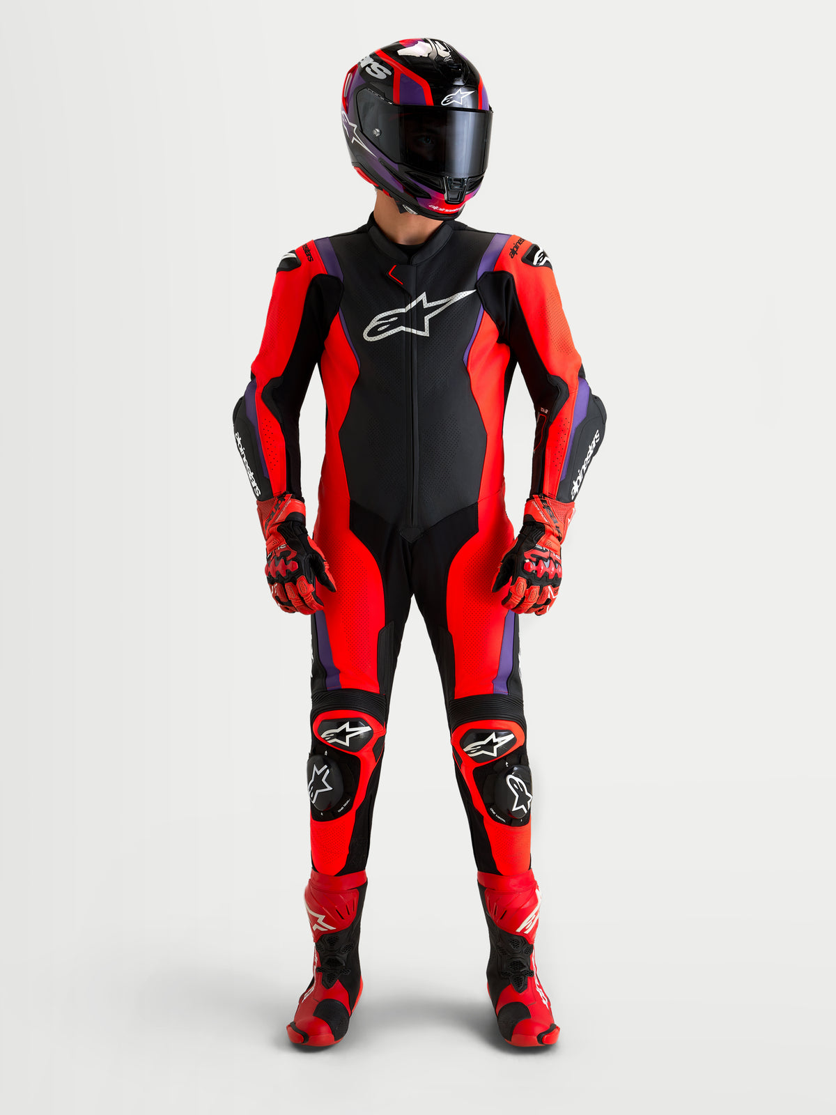Alpinestars Missile V3, mono de cuero de una pieza para moto, negro, rojo y morado, con certificación AAA y ajuste de competición, vista frontal en modelo