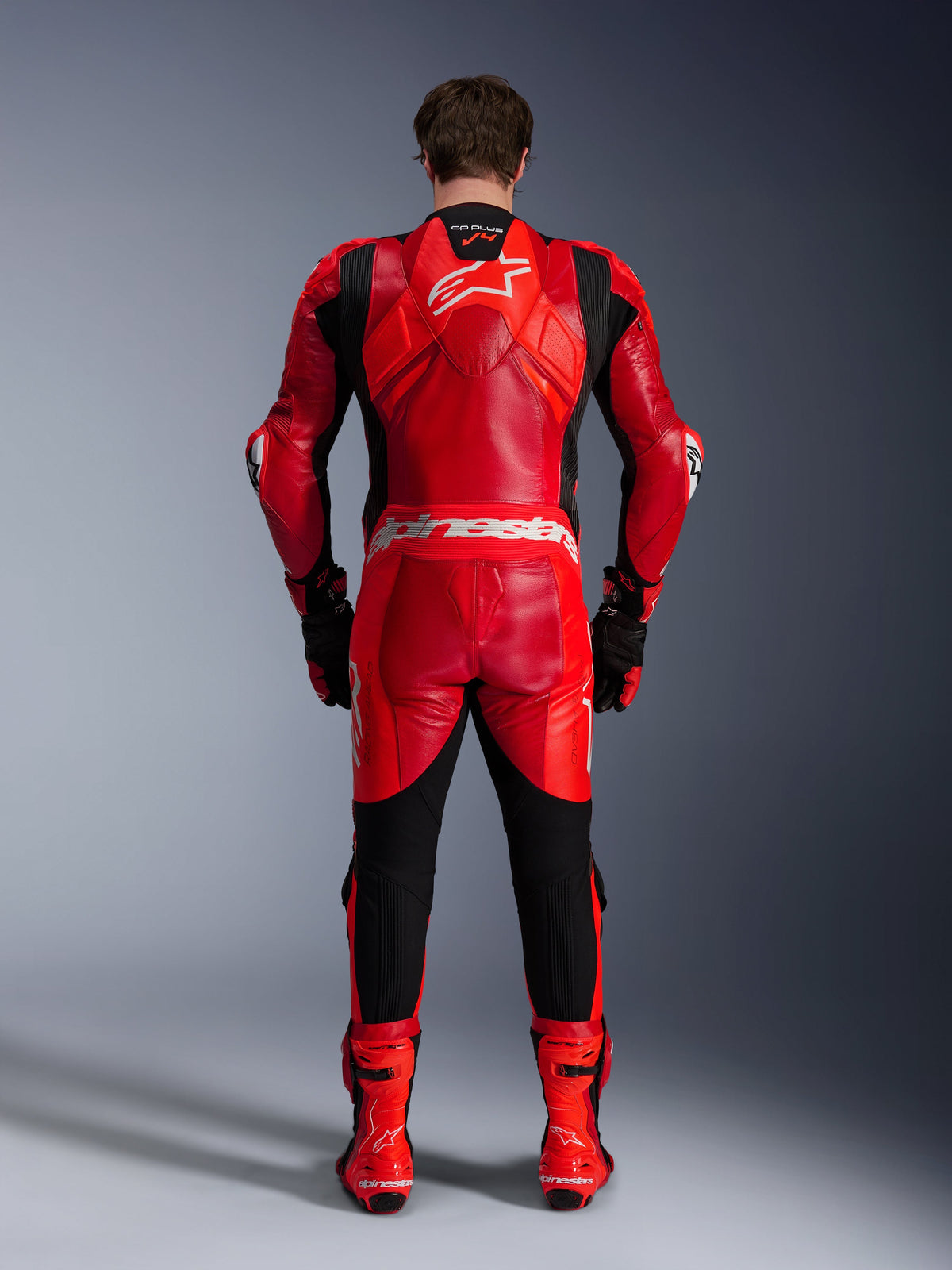 Alpinestars GP Plus V4 Sprint, mono de cuero de una pieza rojo y negro con joroba aerodinámica, vista posterior