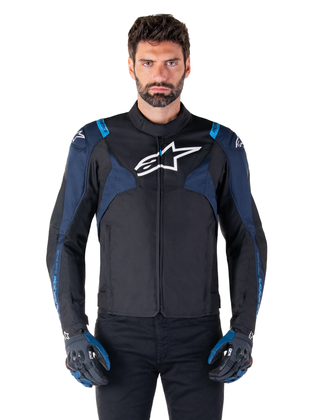 Alpinestars T-Jaws V4 Waterproof Jacket, chaqueta de moto, negra y azul oscuro con detalles en azul Blithe, logo blanco en el pecho, texto azul en los hombros, usada con guantes a juego, equipamiento textil impermeable para motociclismo