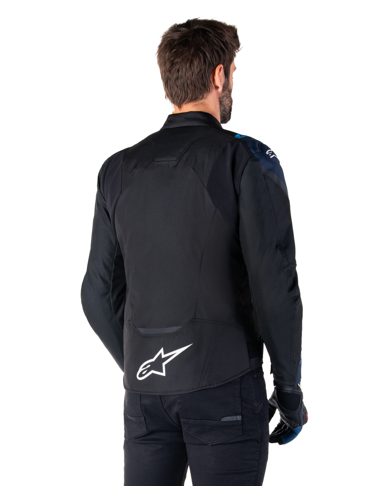 Alpinestars T-Jaws V4 Waterproof Jacket, vista posterior, negro con detalles en azul oscuro y azul Blithe, logotipo de estrella blanco en la parte inferior de la espalda, silueta deportiva, combinada con pantalones negros y guantes de moto