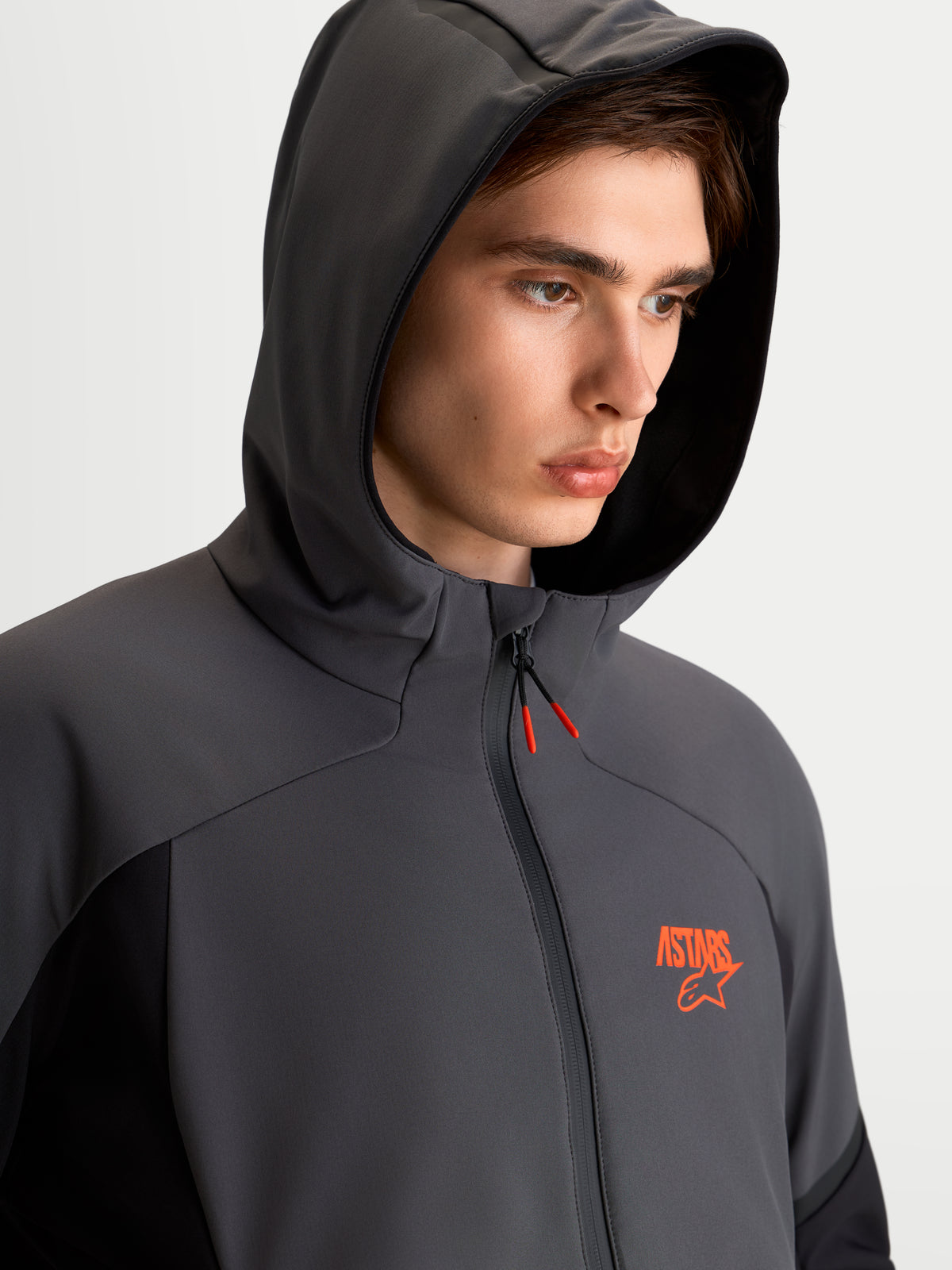 Alpinestars Aeroshell Wp Chaqueta, chaqueta de moto impermeable con capucha para hombre, negra y gris oscuro, vista en modelo