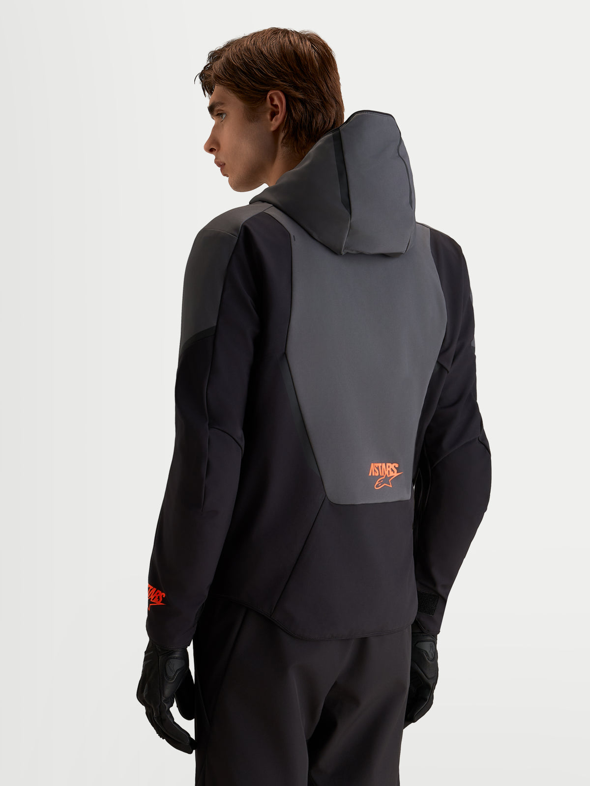 Alpinestars Aeroshell Wp, chaqueta de moto softshell para hombre, negro y gris oscuro, con capucha integrada y detalle en el panel trasero, vista trasera en modelo