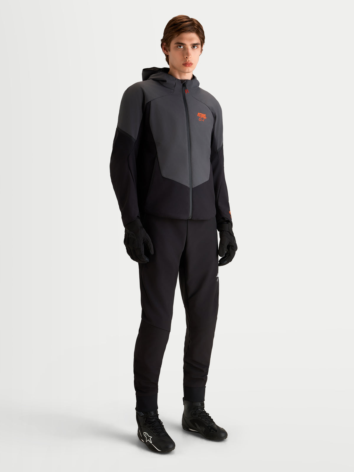 Alpinestars Aeroshell Waterproof Jacket, chaqueta de moto softshell para hombre en negro y gris oscuro, con protección certificada CE y estructura elástica adaptativa, puesta en un modelo