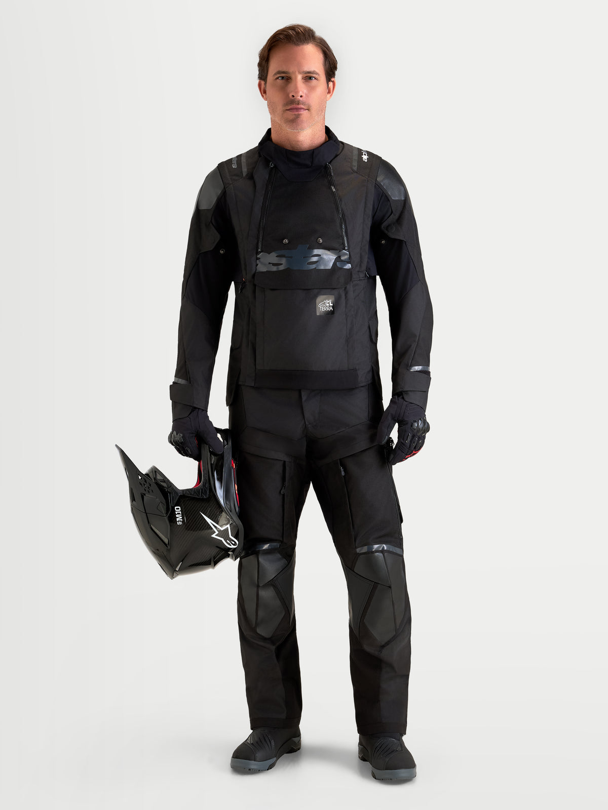 Alpinestars Harok V2 Drystar, chaqueta de moto de aventura negra para hombre con pantalones de equitación a juego y casco, construcción textil impermeable y ventilación modular