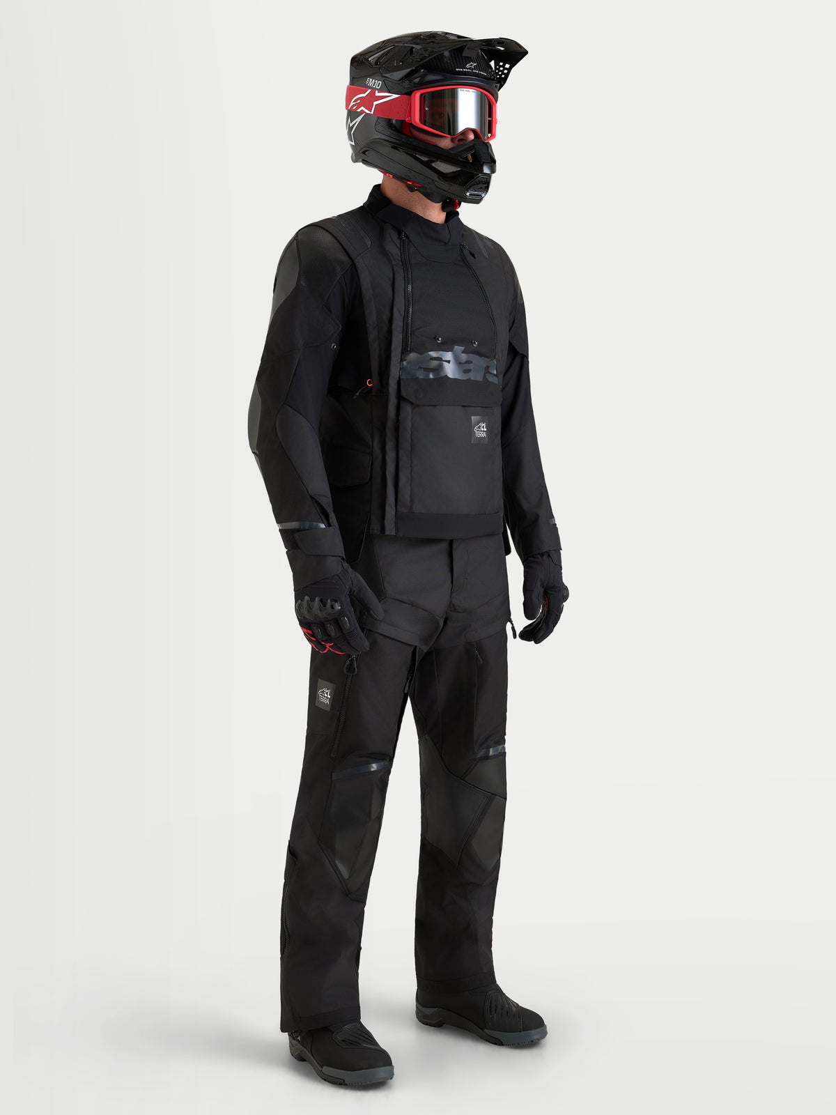 Alpinestars Harok V2 Drystar, chaqueta de moto de aventura todoterreno para hombre en negro, vestida con pantalones de moto, casco y gafas a juego, con construcción impermeable