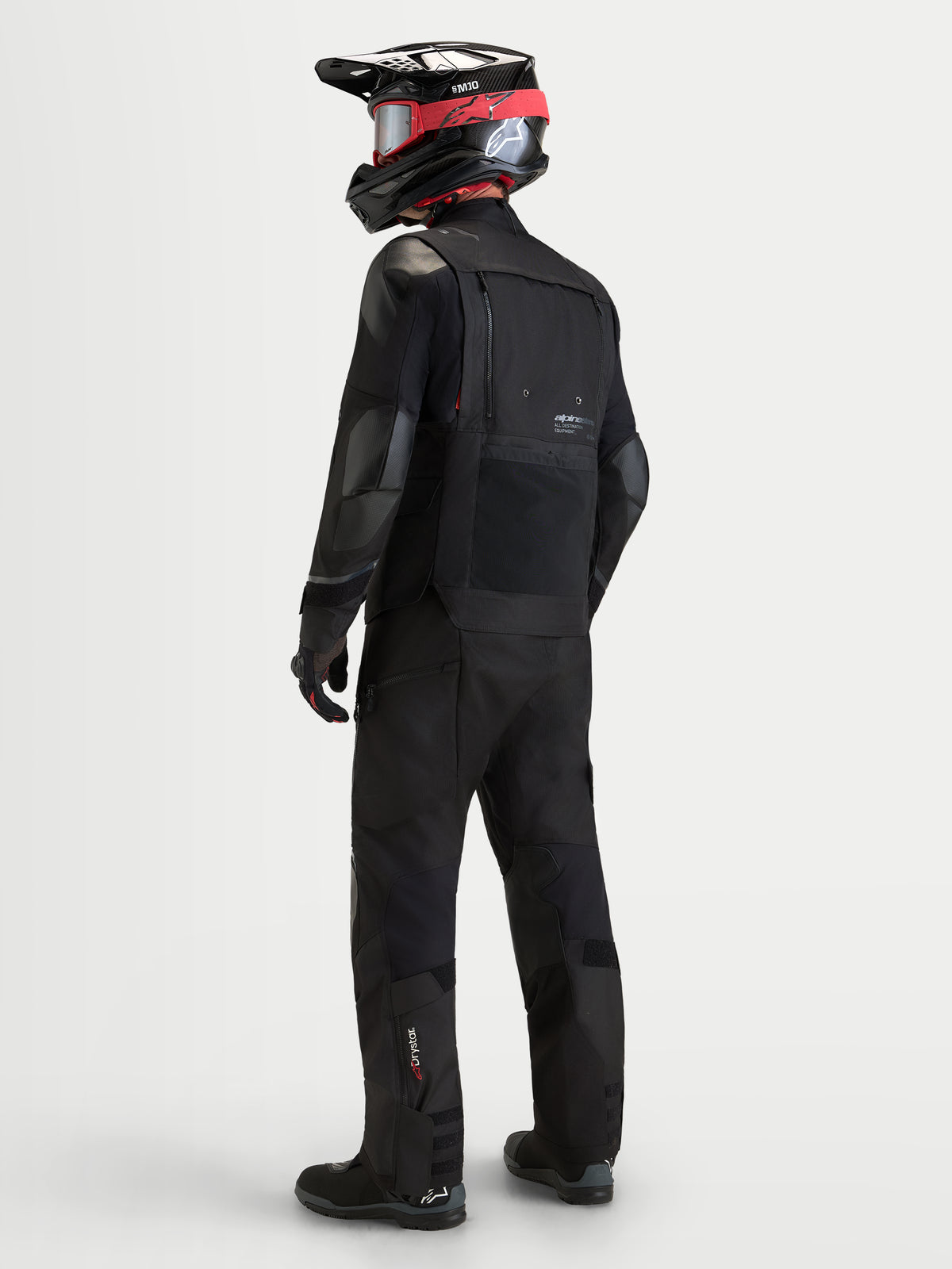 Alpinestars Harok V2 Drystar, chaqueta de moto de aventura para hombre, vista trasera en modelo mostrando paneles de ventilación modular y construcción textil negra