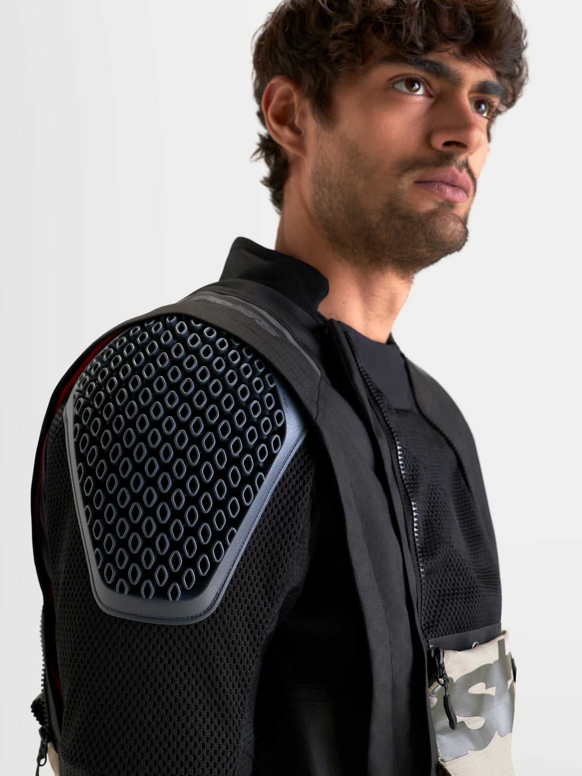 Alpinestars Harok V 2 Drystar Chaqueta, chaqueta de moto de aventura todoterreno para hombre en aluminio, marrón y negro, primer plano que muestra la protección de hombro integrada Nucleon Flex Pro con certificación CE y chasis de ventilación de malla modular