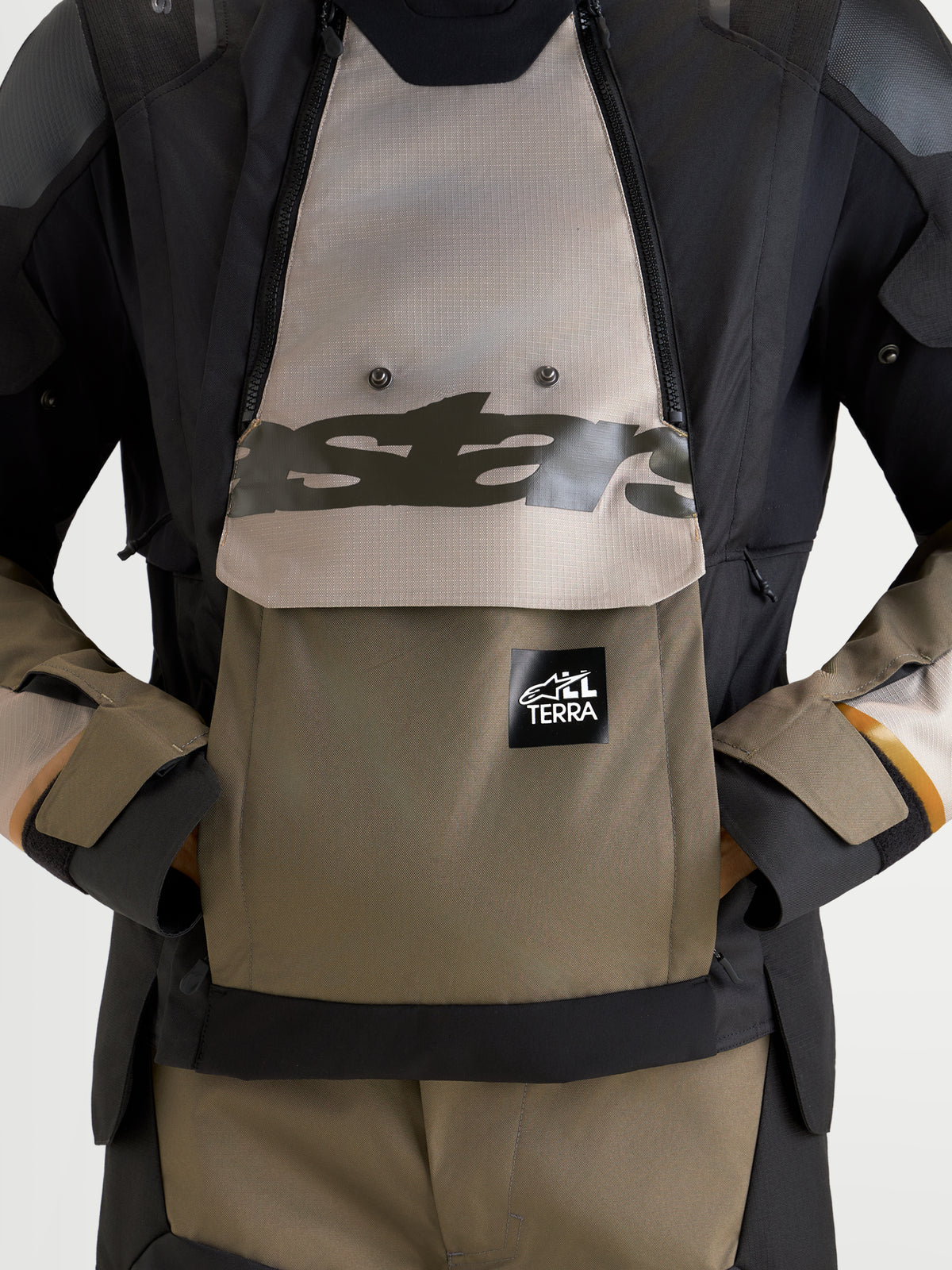 Alpinestars Harok V2 Drystar, chaqueta de aventura para moto, aluminio, marrón y negro, con detalle de gran bolsillo canguro frontal y logotipo TERRA