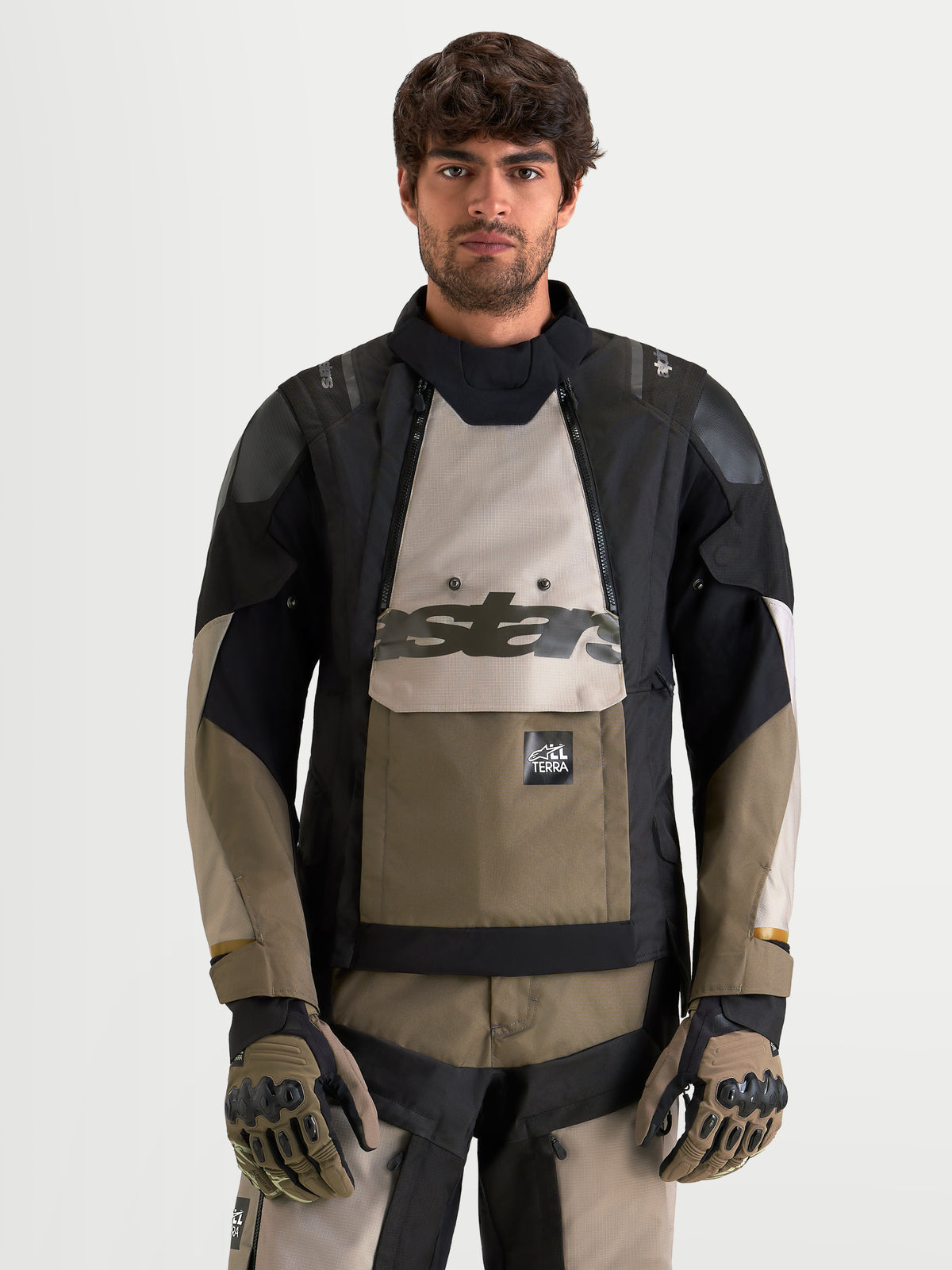 Alpinestars Harok V2 Drystar, chaqueta de moto para hombre de aventura, aluminio, marrón y negro, con capa impermeable textil y protección con certificación CE, vestida por un modelo