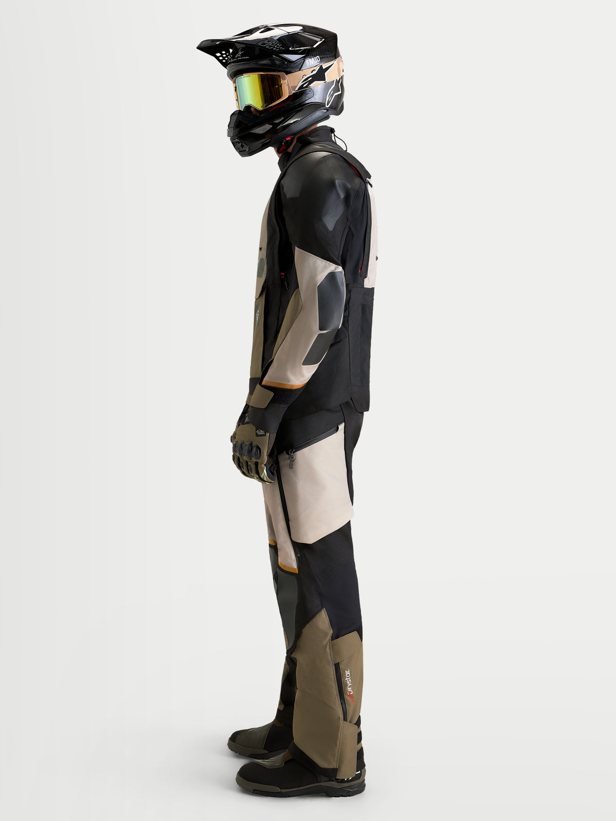 Alpinestars Harok V 2 Drystar chaqueta de moto adventure para hombre, aluminio, marrón y negro, vista lateral con piloto usando casco y equipo off-road