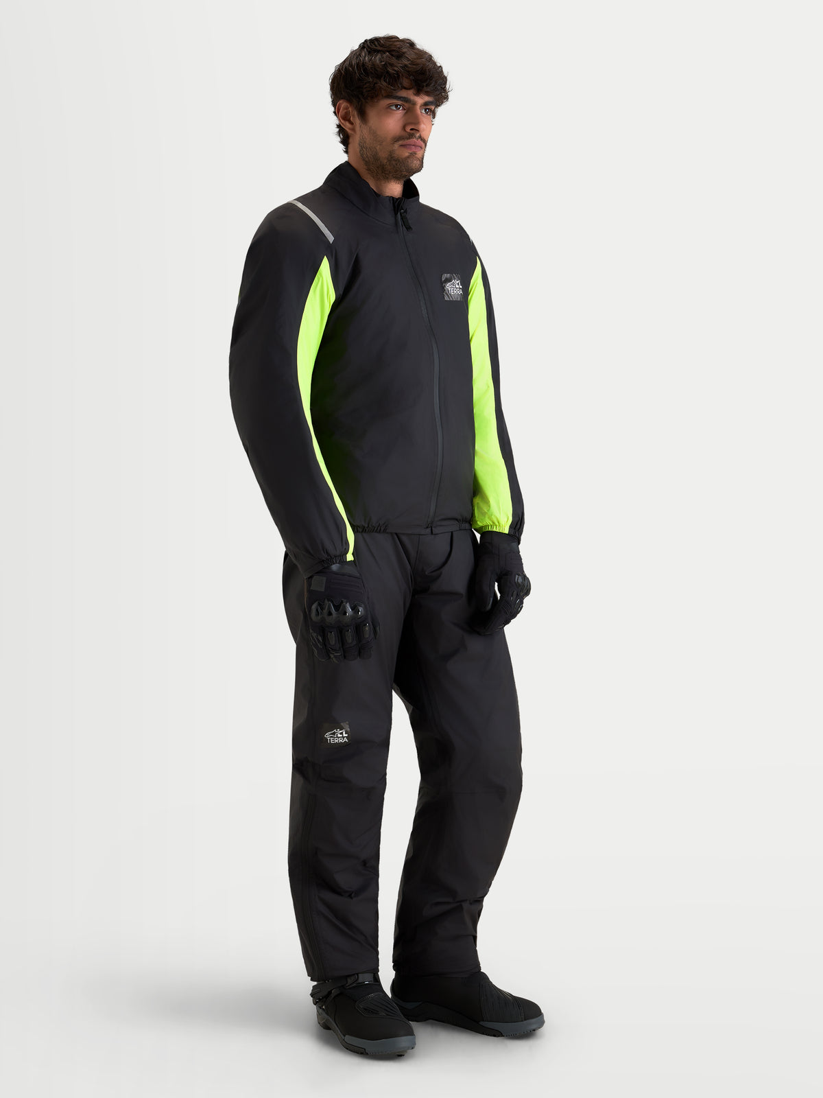 Alpinestars Harok V 2 Drystar Chaqueta, chaqueta de moto de aventura para hombre en negro y amarillo fluorescente, vista en modelo con equipamiento de moto a juego