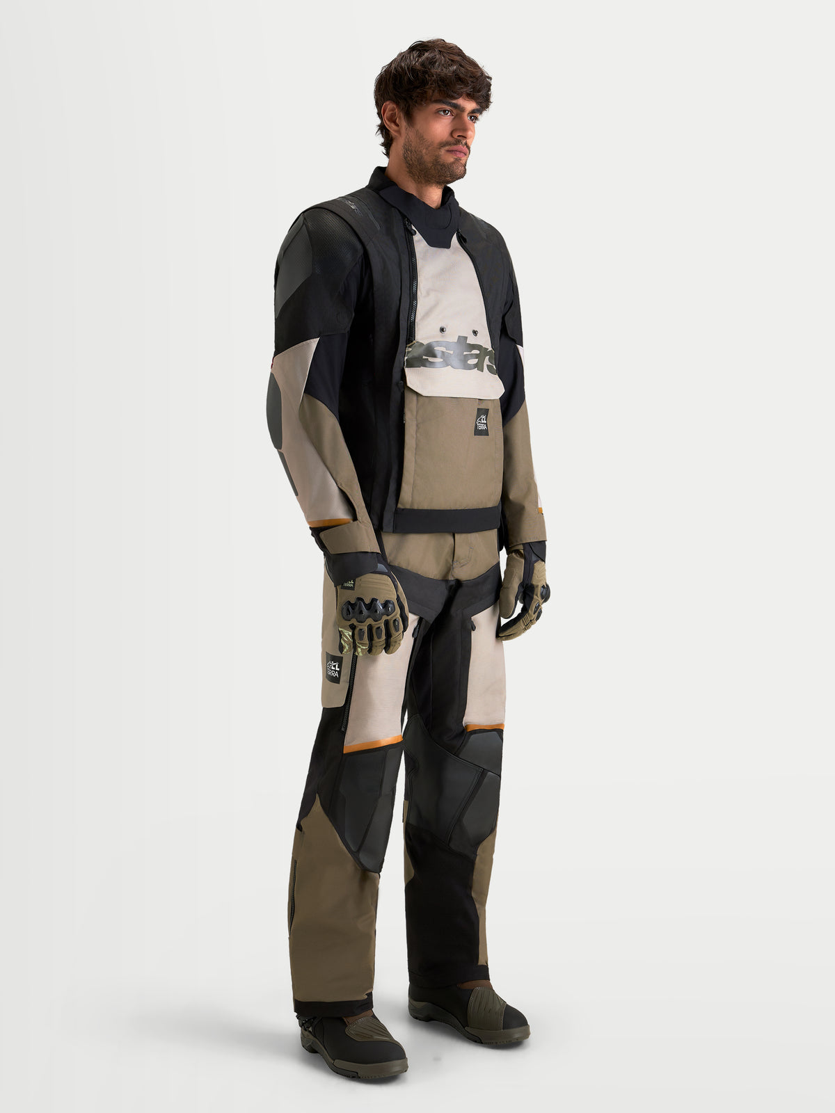 Alpinestars Harok V2 Drystar, chaqueta de moto de aventura para hombre, aluminio, marrón y negro, con protección CE nivel 2 y diseño impermeable Drystar llevada por un modelo masculino