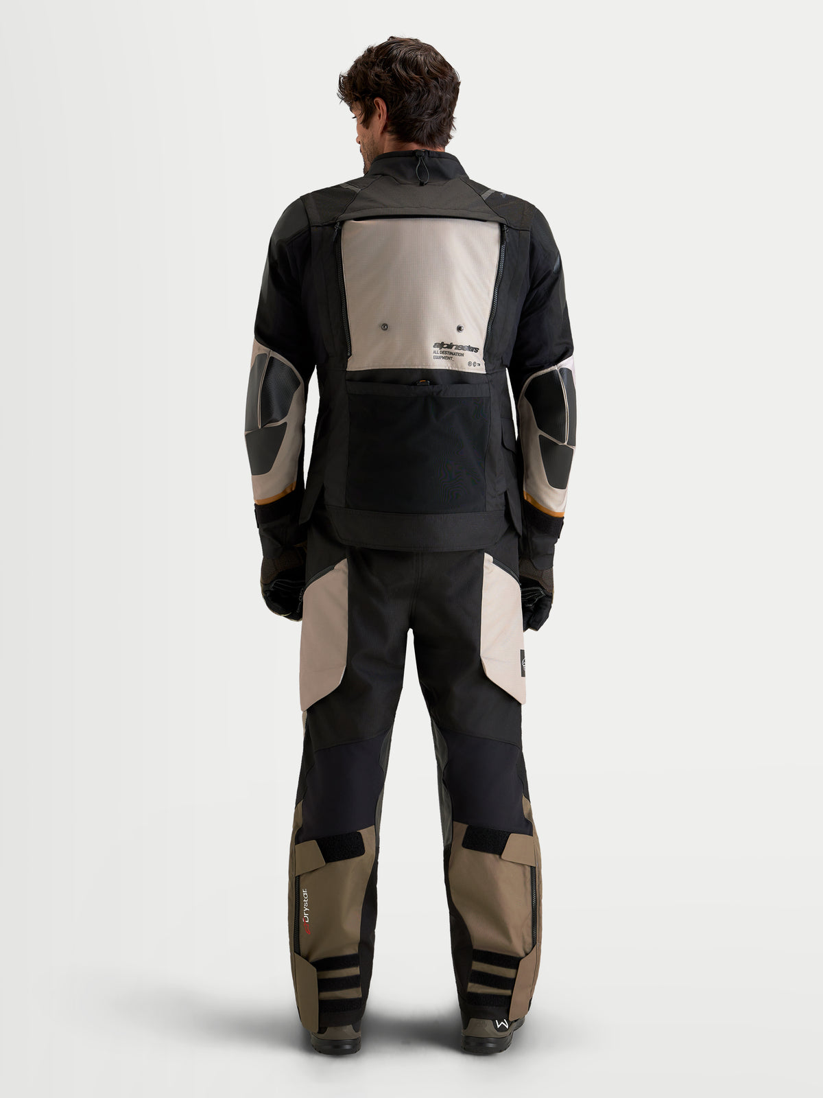 Alpinestars Harok V2 Drystar, chaqueta de moto de aventura para hombre, aluminio, marrón y negro, vista trasera con panel de ventilación trasera integrado y almacenamiento