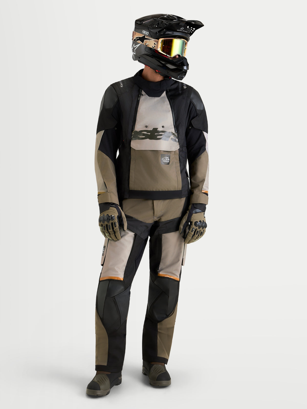 Chaqueta Harok V2 Drystar de Alpinestars, chaqueta de moto de aventura para hombre, aluminio, marrón y negro, puesta con pantalones de moto, casco, gafas y guantes a juego para touring todoterreno