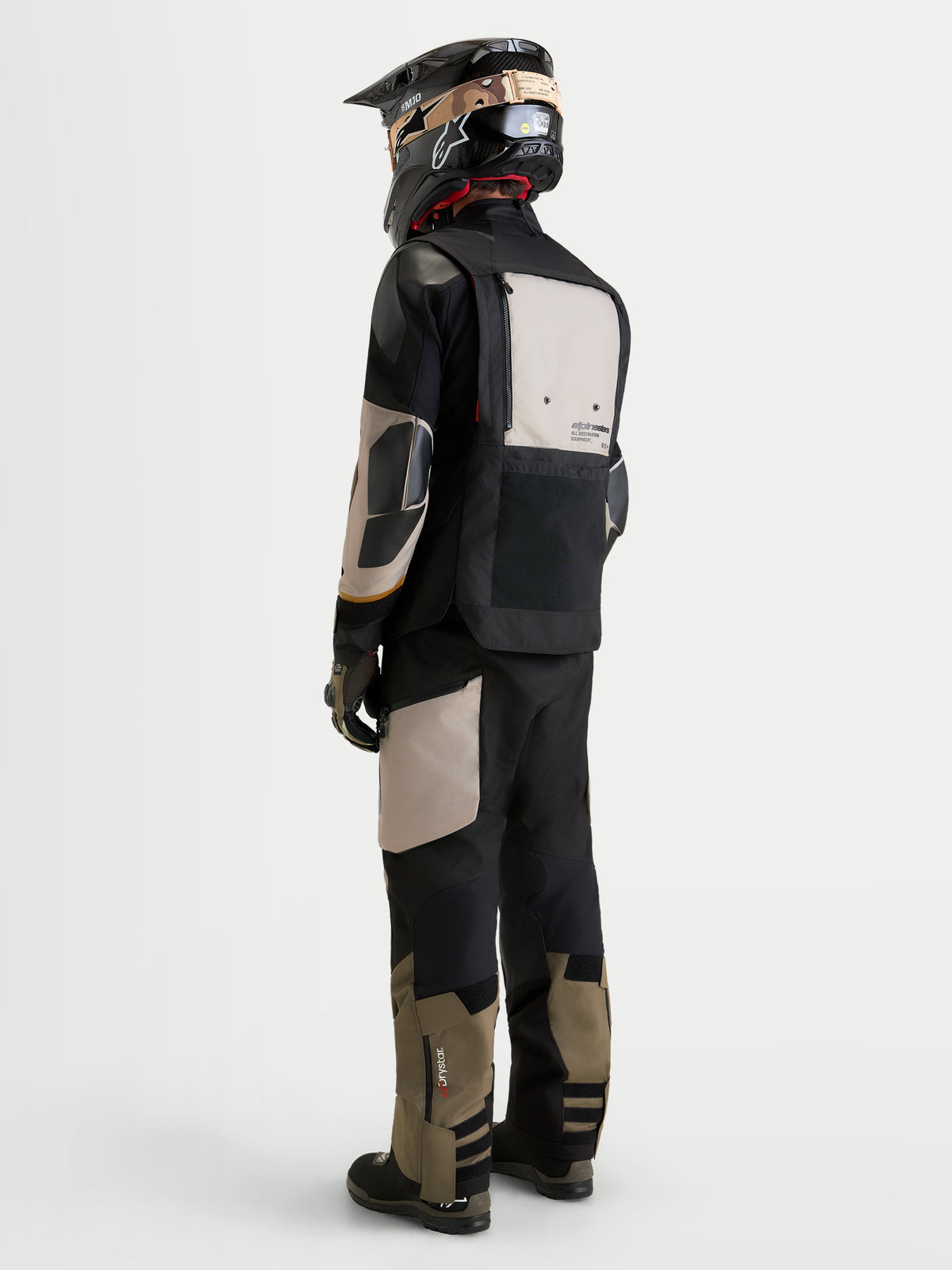 Alpinestars Harok V2 Drystar, chaqueta de moto de aventura para hombre, aluminio, marrón y negro, con almacenamiento trasero y protección certificada CE, vista trasera en modelo
