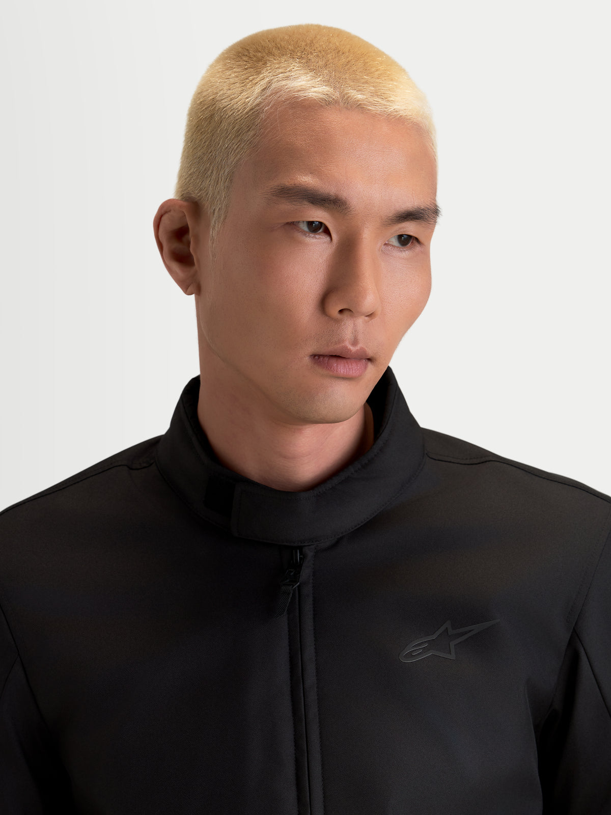 Alpinestars C-1 Waterproof chaqueta de moto urbana contemporánea para hombre, negra, vista en primer plano del cuello de acabado suave y construcción de tejido textil en un modelo