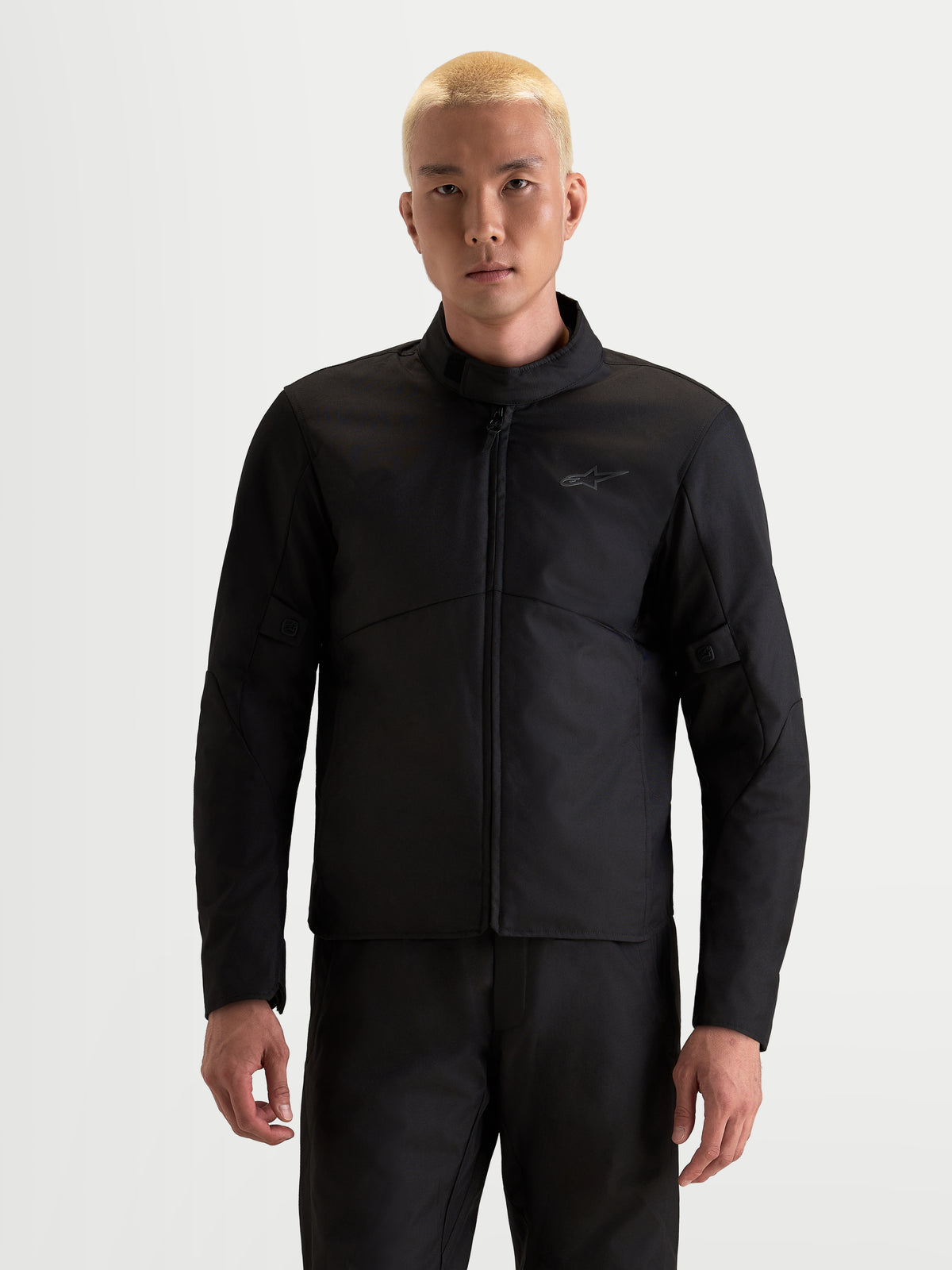 Alpinestars C-1 Waterproof Chaqueta, chaqueta de moto urbana para hombre, negra, vista frontal en modelo que muestra la construcción textil impermeable y el cuello alto