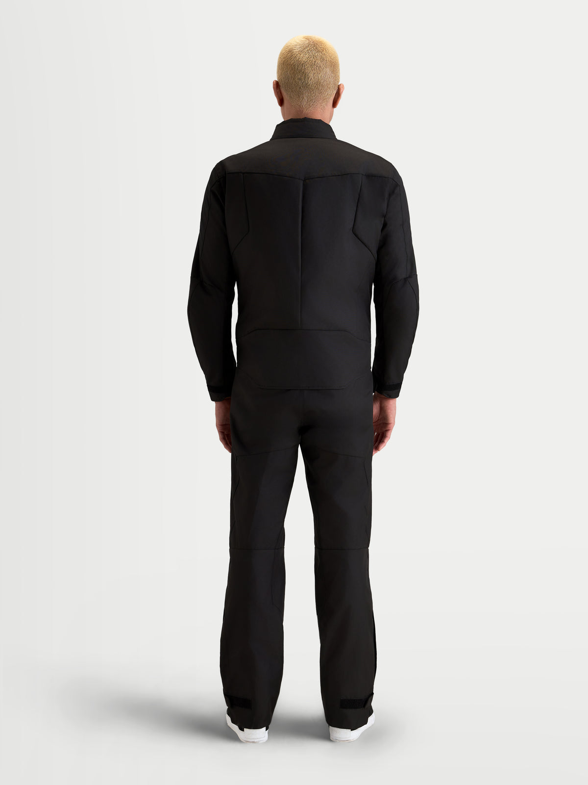Alpinestars C-1 Waterproof Chaqueta, chaqueta de moto urbana contemporánea para hombre, negra, vista trasera en modelo que muestra la construcción de tejido textil