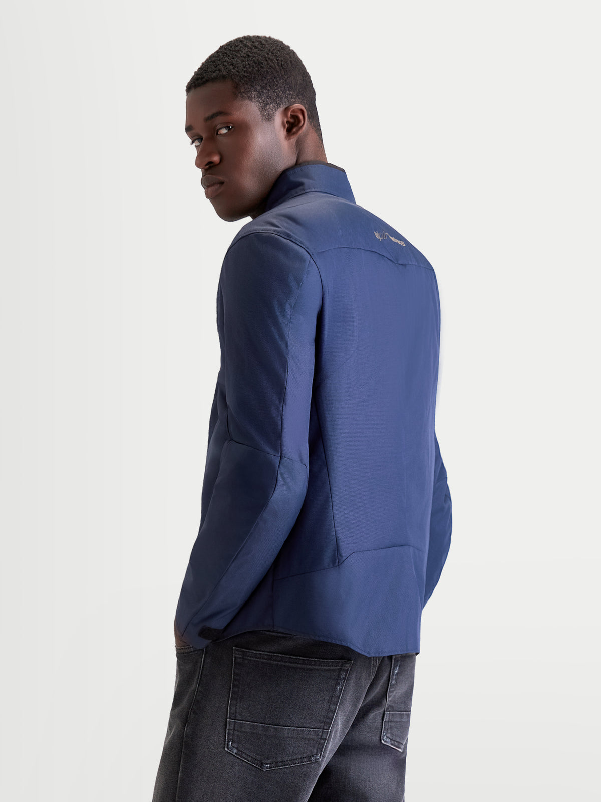 Alpinestars C-1 Waterproof Chaqueta, chaqueta de moto urbana contemporánea para hombre en azul oscuro, vista trasera mostrando construcción de tejido y patrón ergonómico en el modelo