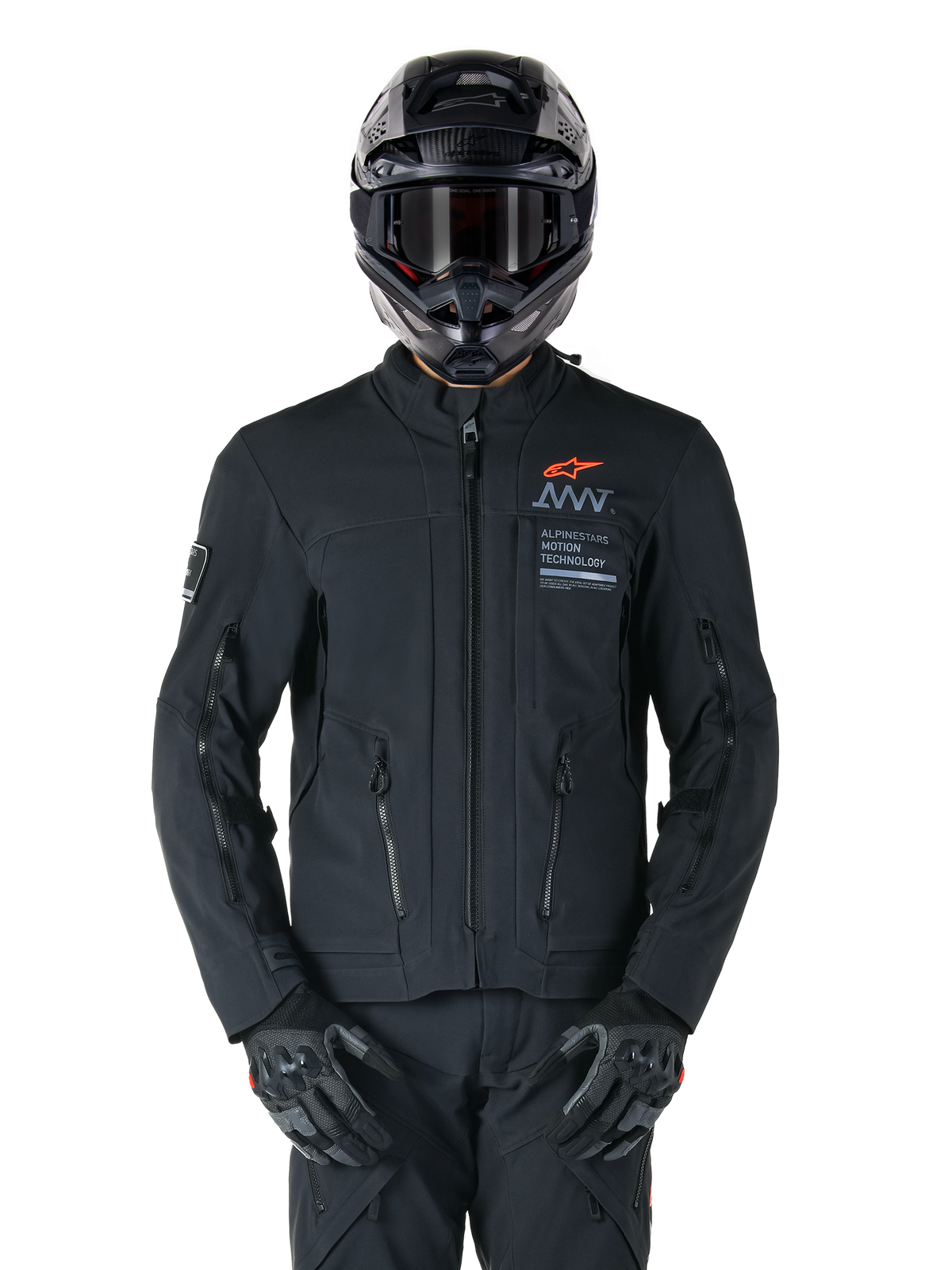 Chaqueta Alpinestars AMT-8 Stretch Drystar® XF, chaqueta de moto negra con logotipo naranja de Alpinestars y marca AMT en gris, cuello alto con cremallera frontal y ventilaciones, combinada con casco y guantes negros, equipamiento de protección para adventure touring
