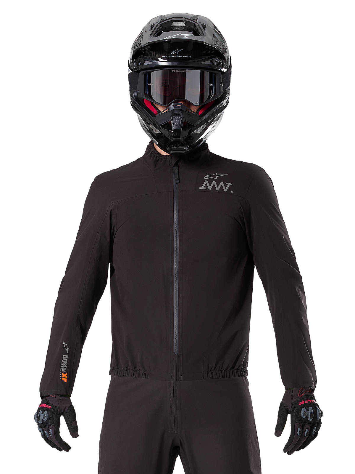 Forro Alpinestars AMT-8 Stretch Drystar® XF, forro de motocicleta impermeable negro, con cremallera frontal y cintura elástica, logotipo AMT en el pecho y marca Drystar XF en la manga, usado con casco y guantes negros.