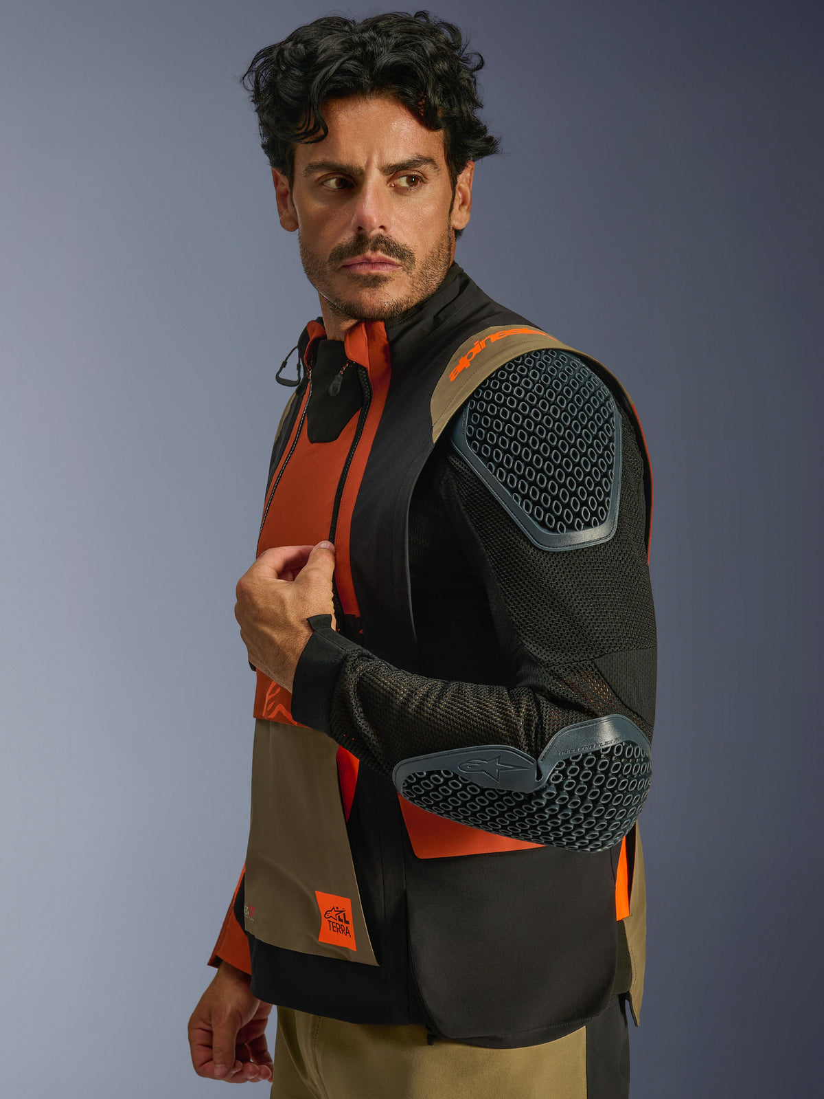 Chaqueta laminada Alpinestars Halo Pro Drystar® XF, color Walnut Rust Black, diseño modular con las mangas exteriores desmontadas para mostrar la malla transpirable y las protecciones Nucleon Flex Pro integradas en hombros y codos, equipamiento de motociclismo para aventura