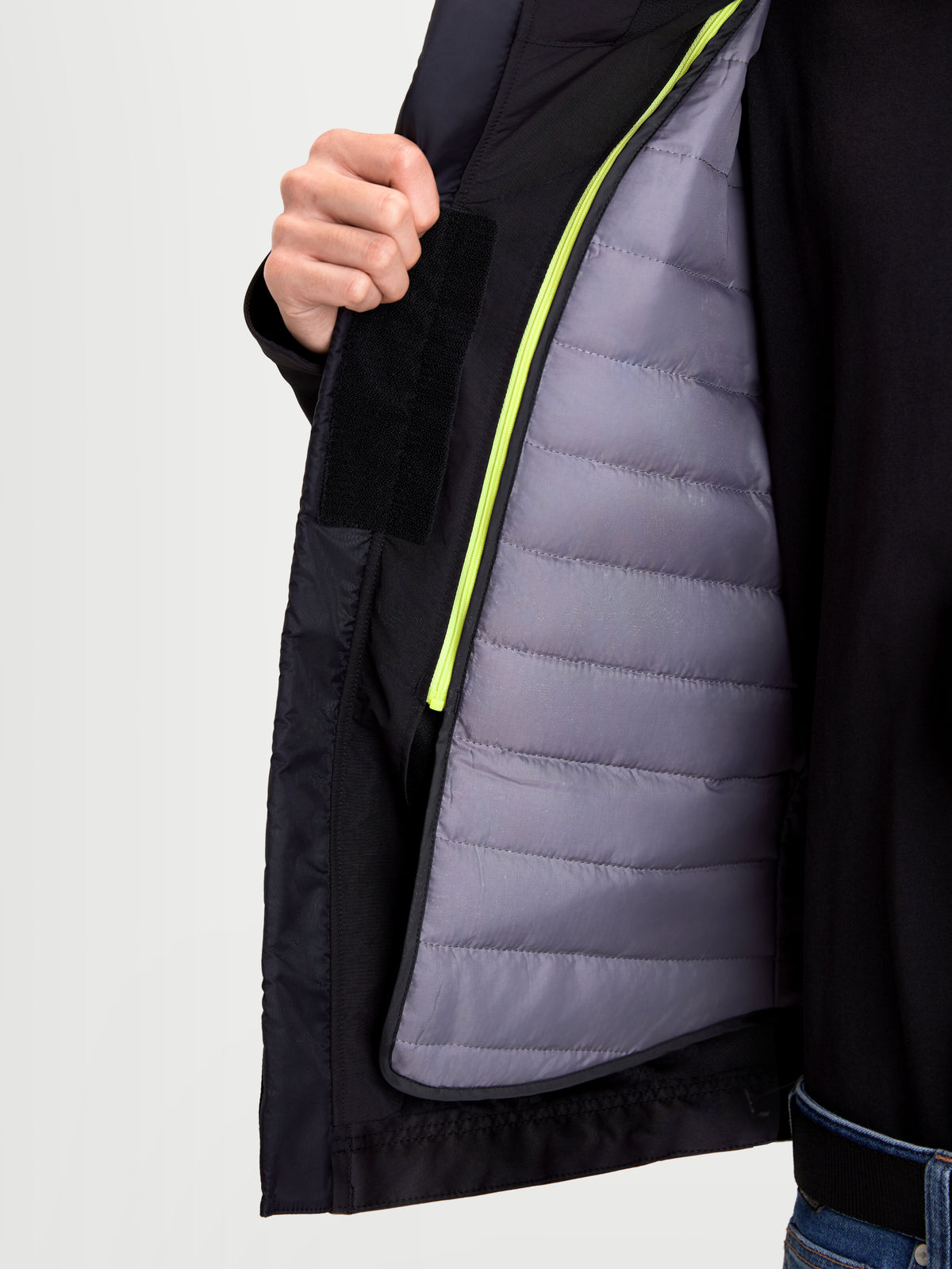 Alpinestars C 5 Drystar Chaqueta, chaqueta de moto urbana contemporánea para hombre en negro, vista de primer plano que muestra el chaleco térmico desmontable y la construcción softshell impermeable en un modelo