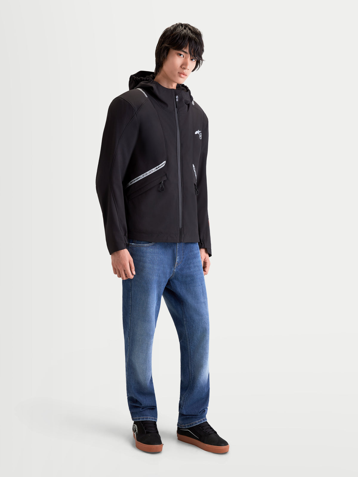 Alpinestars C 5 Drystar Chaqueta, chaqueta de moto urbana contemporánea para hombre en negro, con construcción softshell impermeable, capucha integrada y detalles reflectantes, vista en modelo