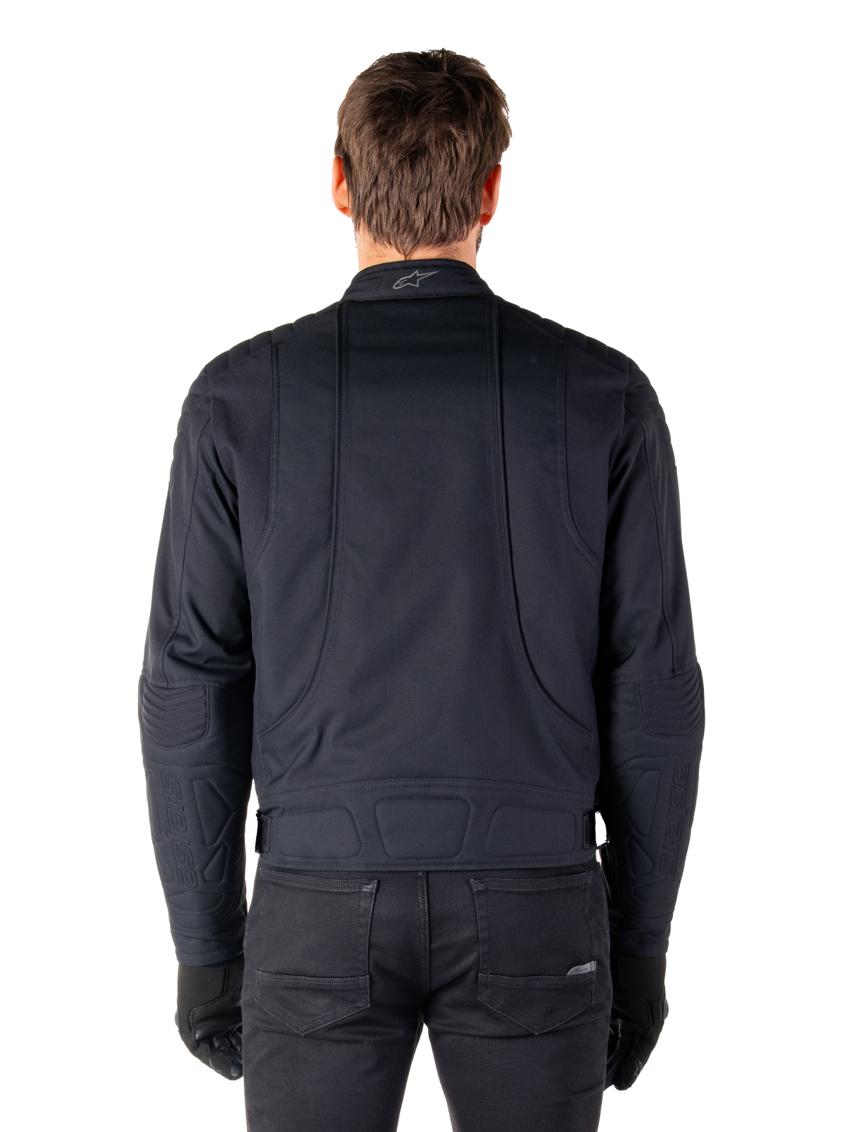 Chaqueta Alpinestars Clayton WR, negro, vista trasera de un hombre con la chaqueta de moto urbana repelente al agua, con refuerzos acolchados en hombros y codos, líneas ergonómicas y acabado mate