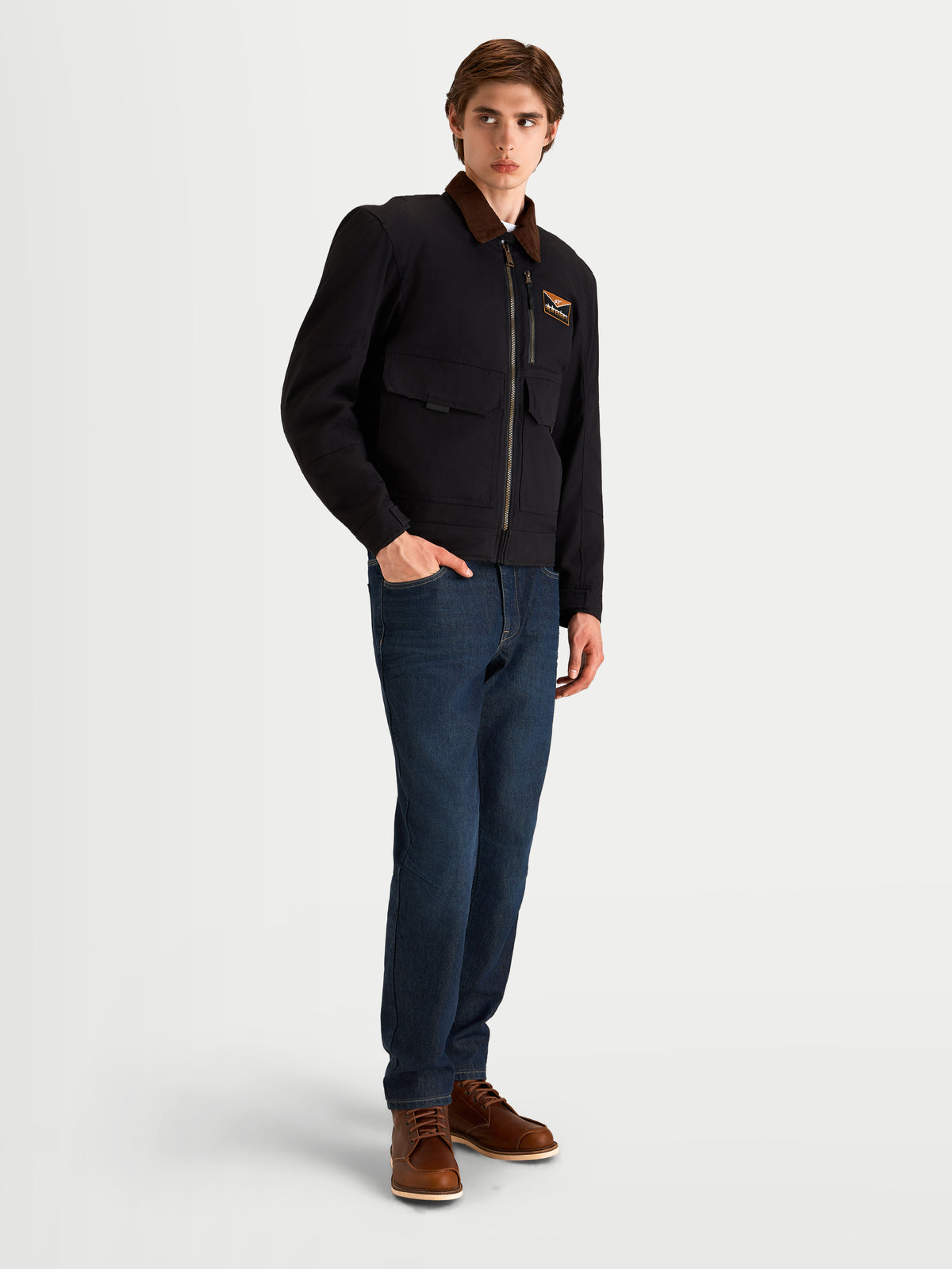 Alpinestars Mustang Waterproof Chaqueta, chaqueta de moto urbana contemporánea para hombre en antracita oscuro y marrón oscuro, vista de tres cuartos en modelo con equipo de equitación de estilo de ropa de trabajo con cuello de pana