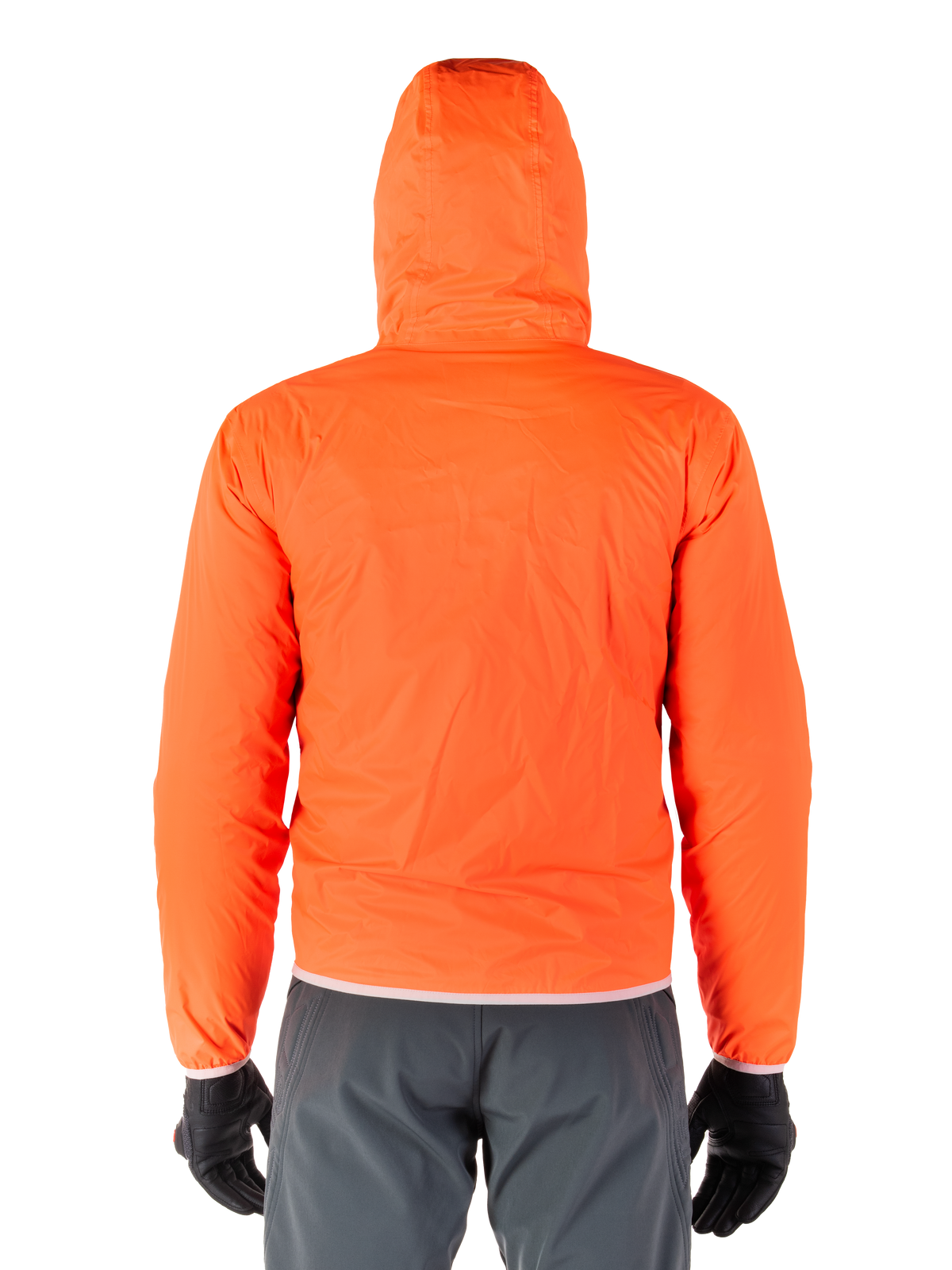 Alpinestars Mohobbs Waterproof Jacket, cubierta para la lluvia plegable en naranja flúor brillante, vista trasera de la chaqueta ligera con capucha, usada con pantalones de conducción gris oscuro y guantes negros