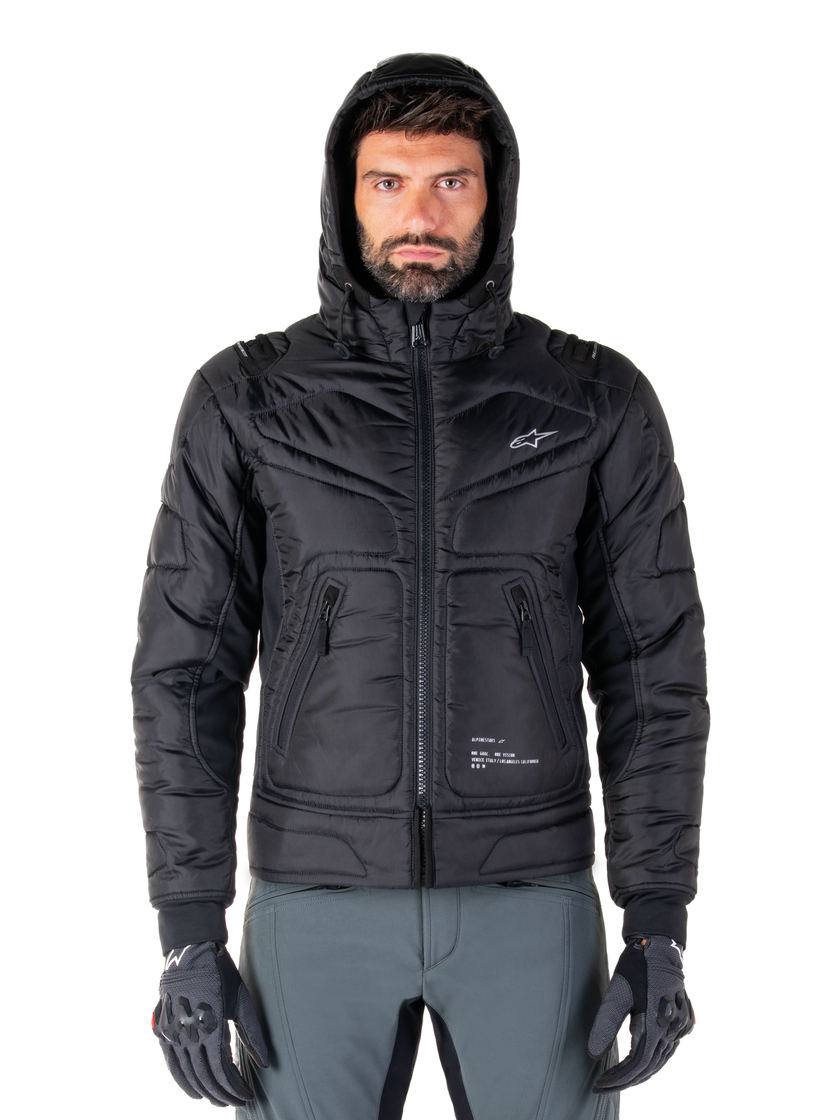 Chaqueta Alpinestars Mohobbs Impermeable, chaqueta bomber de moto acolchada en color negro, diseño con capucha y logotipo de estrella blanca en el pecho, cierre con cremallera frontal, estilo urbano streetwear para motoristas