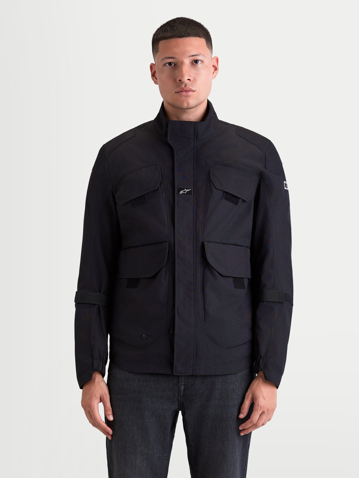 Altan Drystar Chaqueta de Alpinestars, chaqueta de moto urbana contemporánea para hombre, color negro, vista frontal en modelo