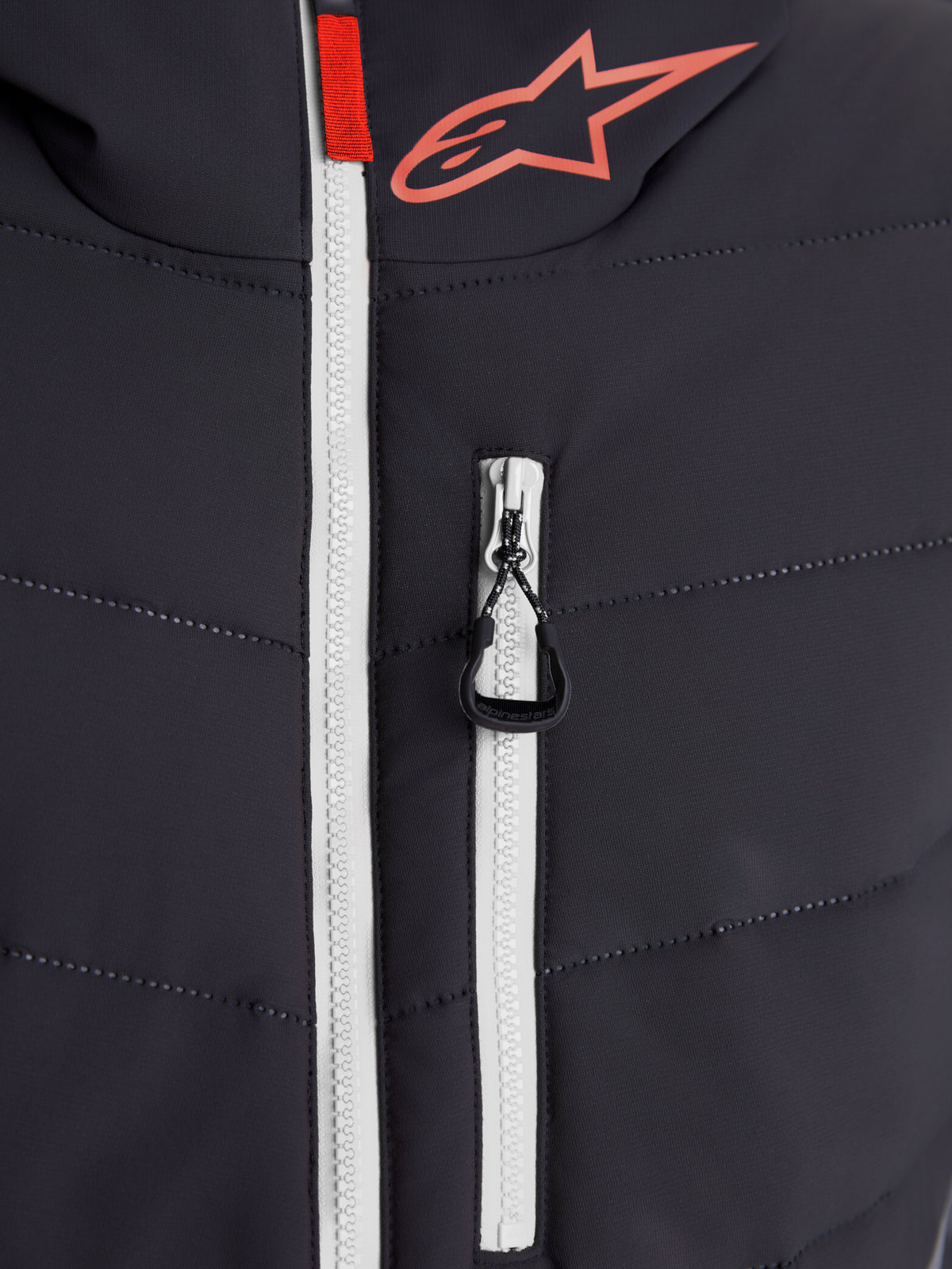 Alpinestars Chaqueta Therma-Tech Impermeable, chaqueta de moto urbana contemporánea, vista en primer plano de la construcción acolchada, cremallera principal blanca impermeable y logotipo de Alpinestars, color negro y gris oscuro con detalles en rojo