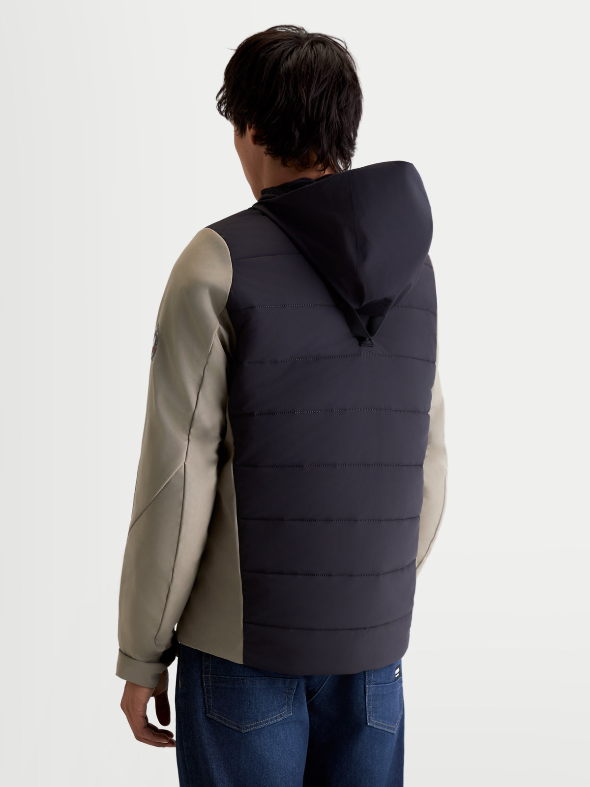 Alpinestars Therma-Tech Waterproof Jacket, chaqueta de moto urbana contemporánea para hombre en negro y vetiver, vista trasera que muestra la construcción acolchada soldada por ultrasonidos y el sistema de capucha integrado en un modelo