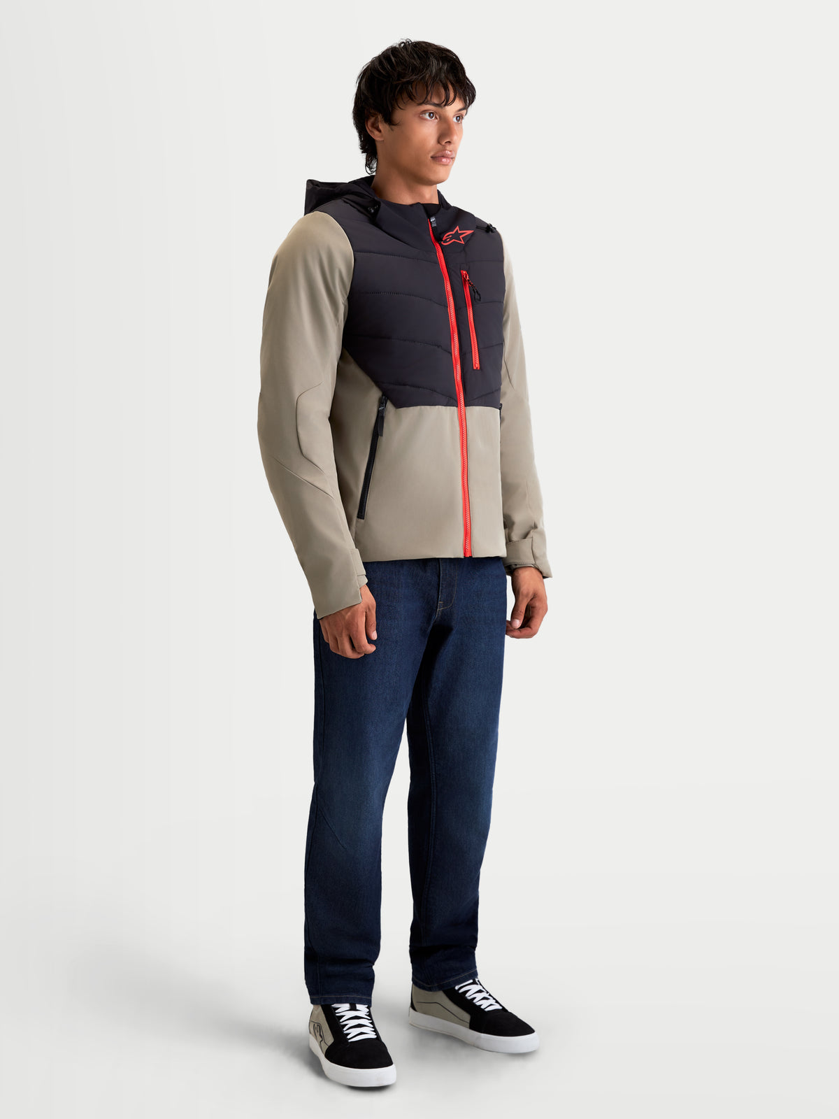 Alpinestars Therma-Tech WP Chaqueta, chaqueta de moto urbana contemporánea para hombre, en negro y vetiver, vista lateral de perfil con modelo mostrando construcción acolchada soldada por ultrasonidos y rendimiento textil impermeable