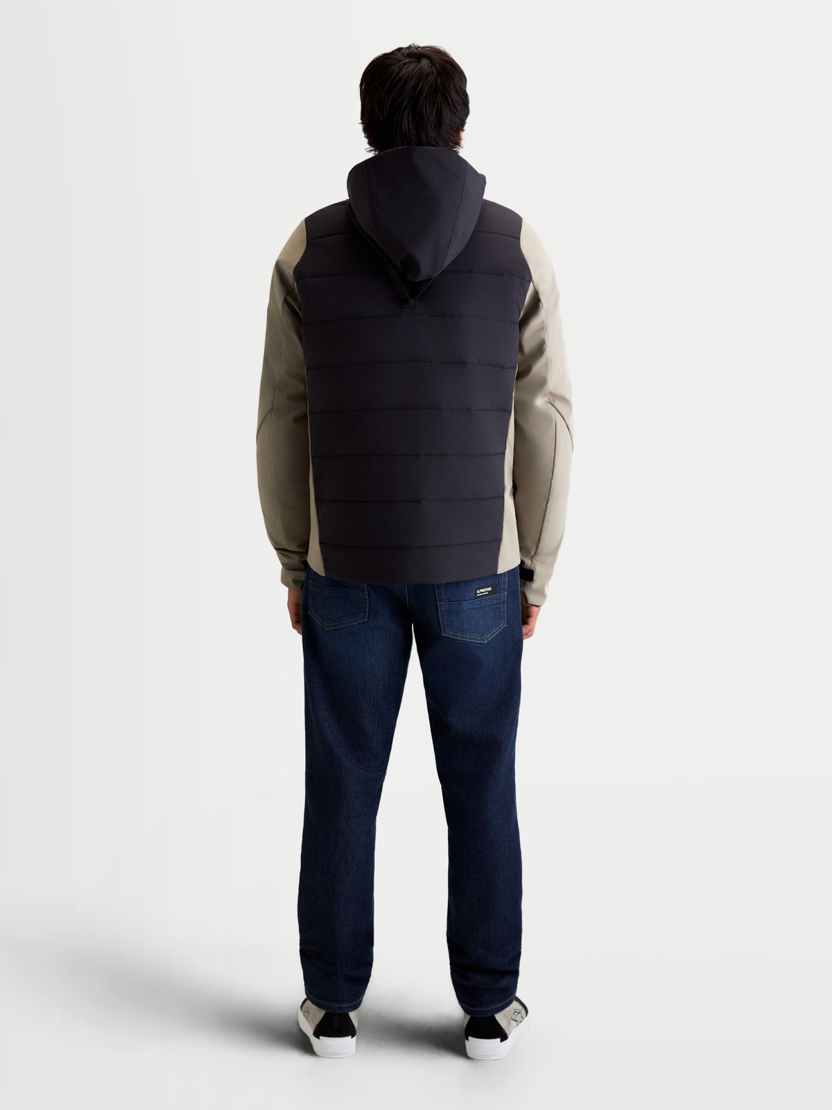 Alpinestars Therma Tech Wp Chaqueta, chaqueta de moto urbana para hombre en color negro y vetiver, vista trasera de un modelo que lleva la chaqueta textil térmica con capucha integrada
