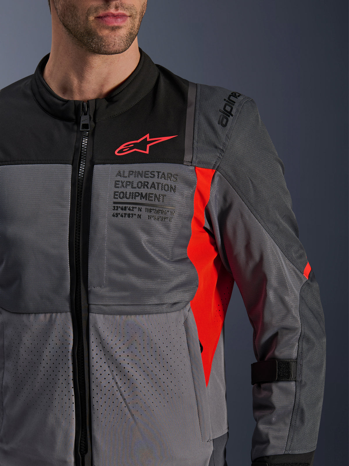Alpinestars Chaqueta ST-2 Air, chaqueta de moto textil para hombre, gris y roja, con paneles de malla transpirable.