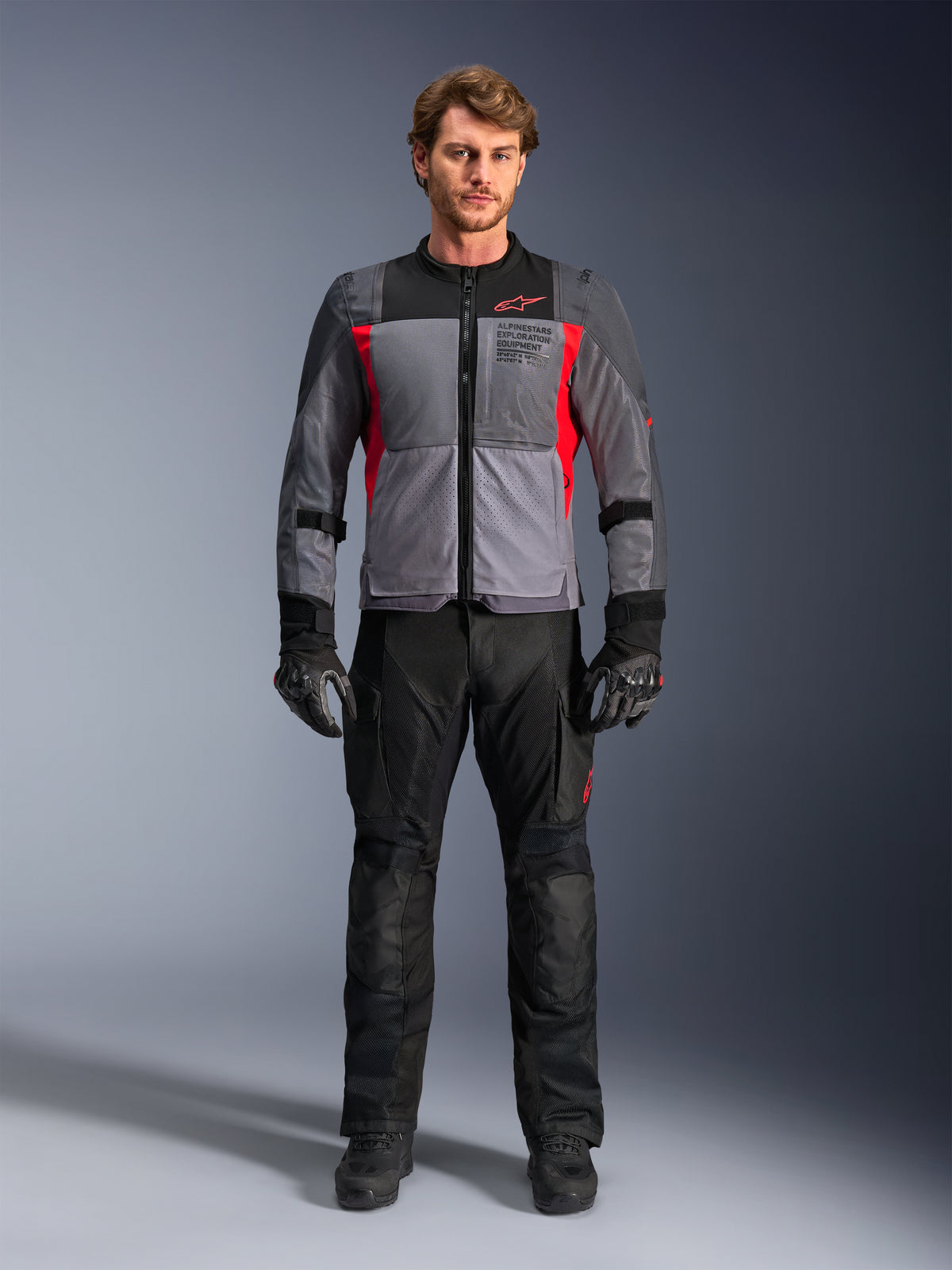 Alpinestars ST-2 Air, chaqueta adventure touring para hombre, gris y roja, con malla y detalles de exploración