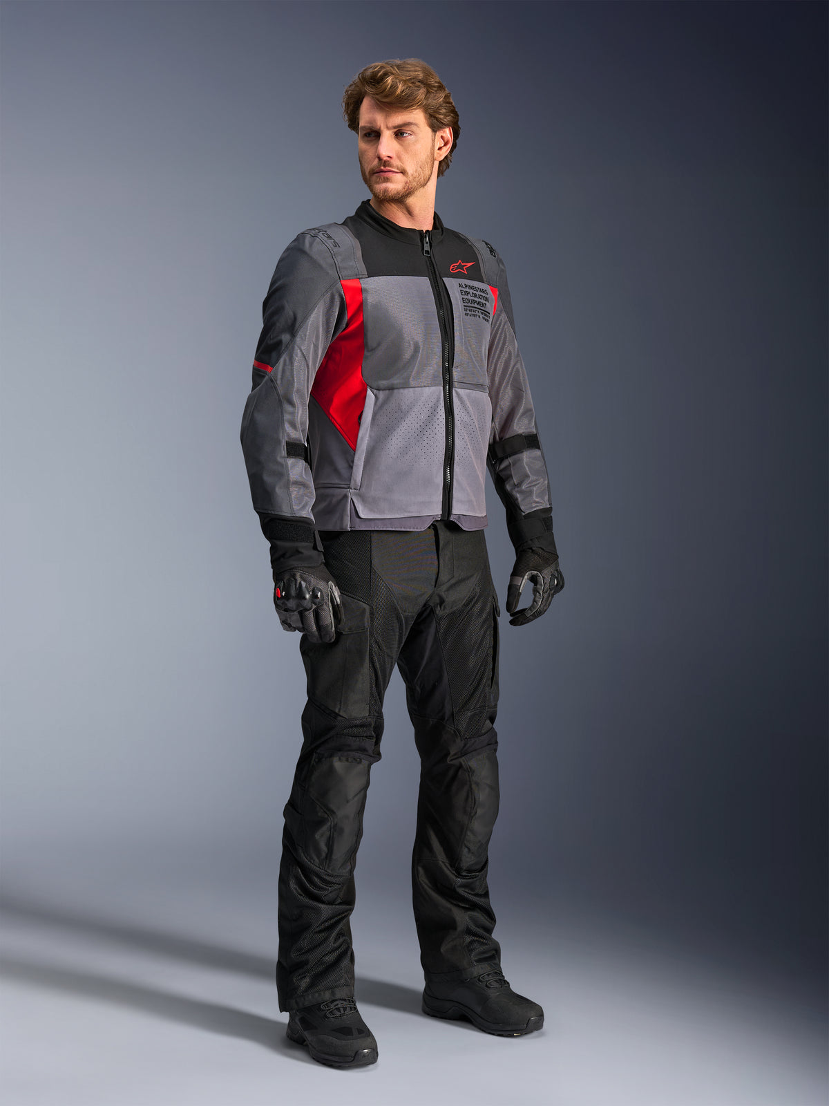 Alpinestars ST-2 Air, chaqueta de moto textil para touring de aventura, gris y roja, con paneles de malla, modelo masculino