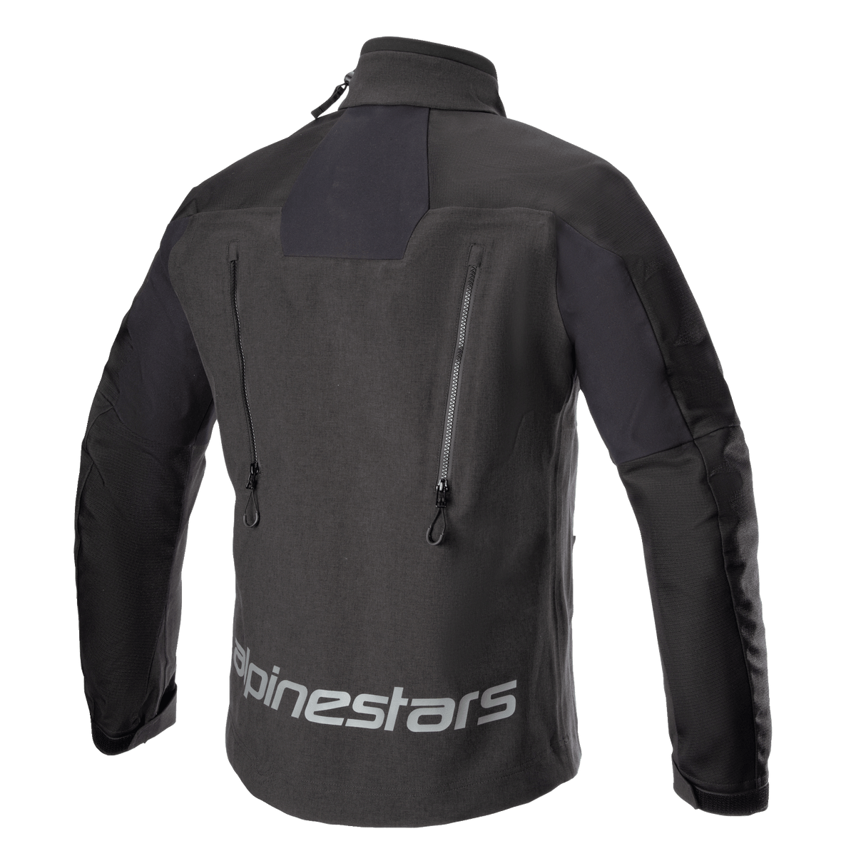 Chaqueta Alpinestars Hyde XT Drystar® XF, chaqueta de moto, negra, vista trasera con un gran logotipo reflectante de Alpinestars en la parte inferior de la espalda, aberturas de ventilación verticales dobles con cremalleras y paneles de tejido ripstop texturizado