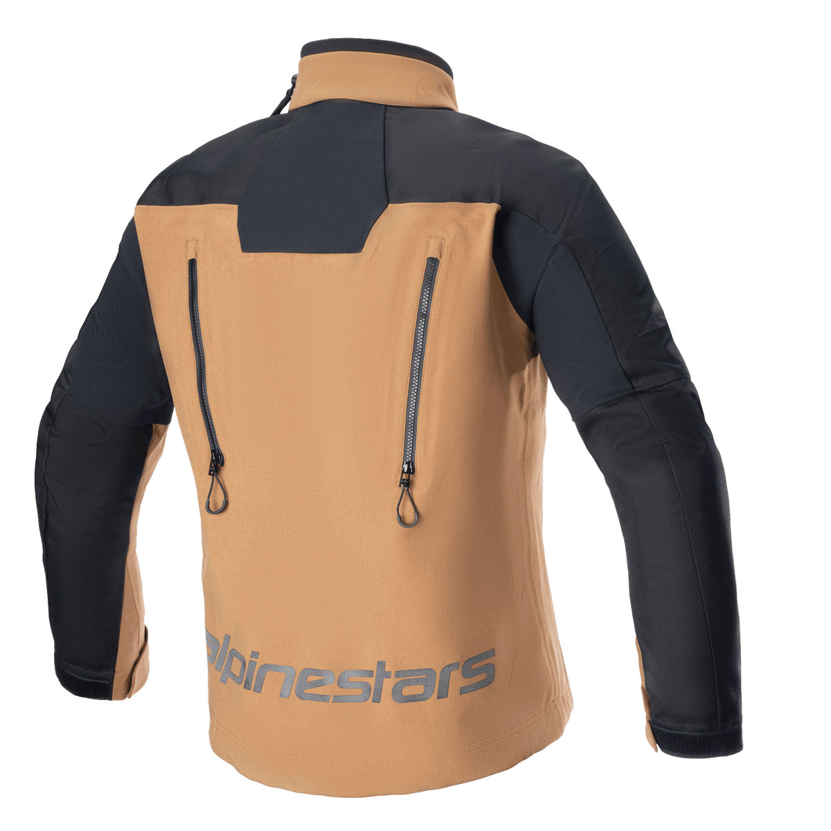 Chaqueta Alpinestars Hyde XT Drystar® XF, chaqueta de moto de aventura, arena y negro, vista trasera con dos cremalleras de ventilación verticales, hombros y mangas negros reforzados, marca Alpinestars en la parte inferior de la espalda, equipamiento técnico de touring impermeable