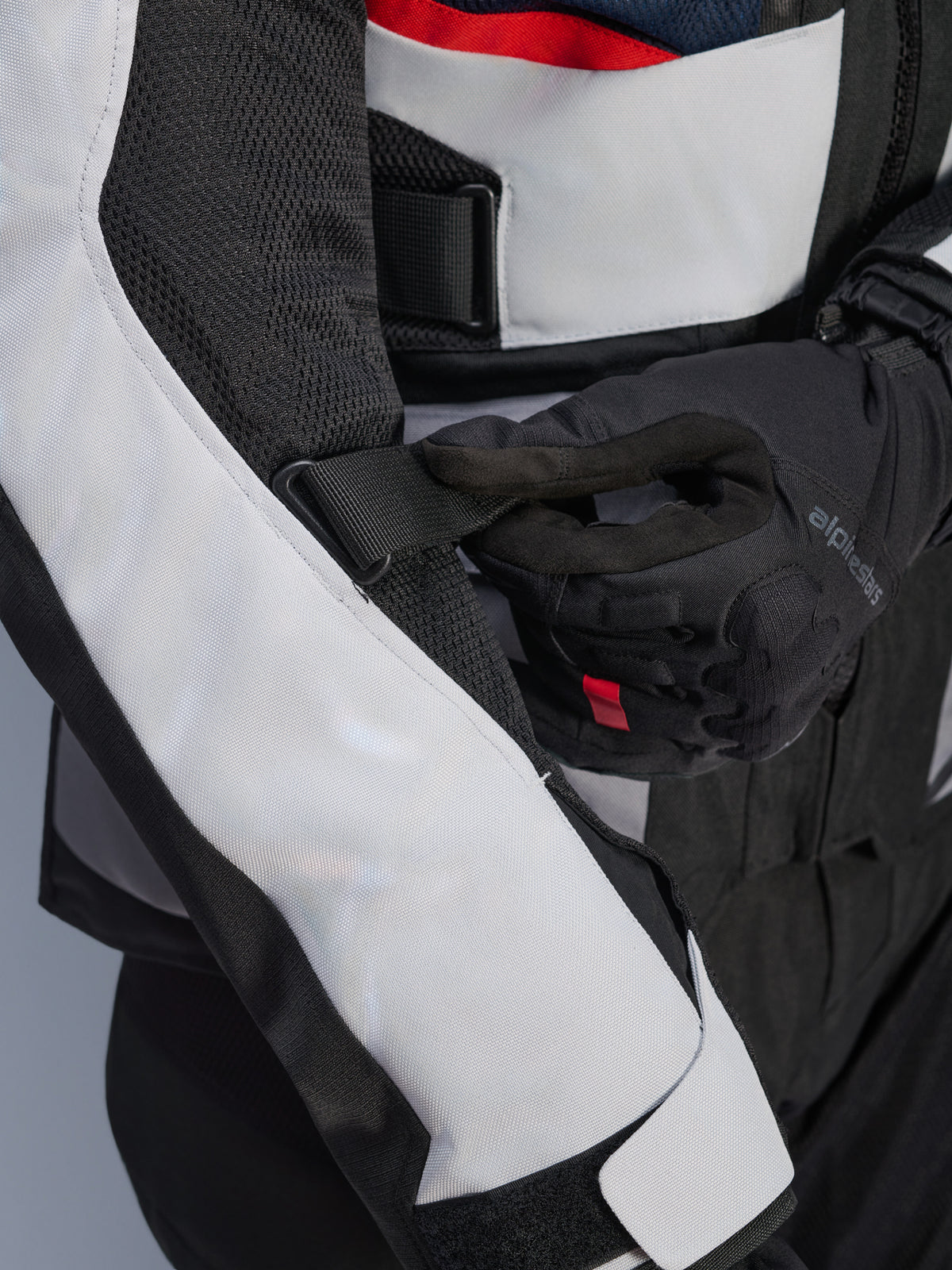 Chaqueta Alpinestars Andes Air Drystar® en Deep Blue Black Ice Gray, vista de cerca de la correa ajustable de la manga y los paneles de ventilación de malla, con construcción textil duradera para turismo de aventura
