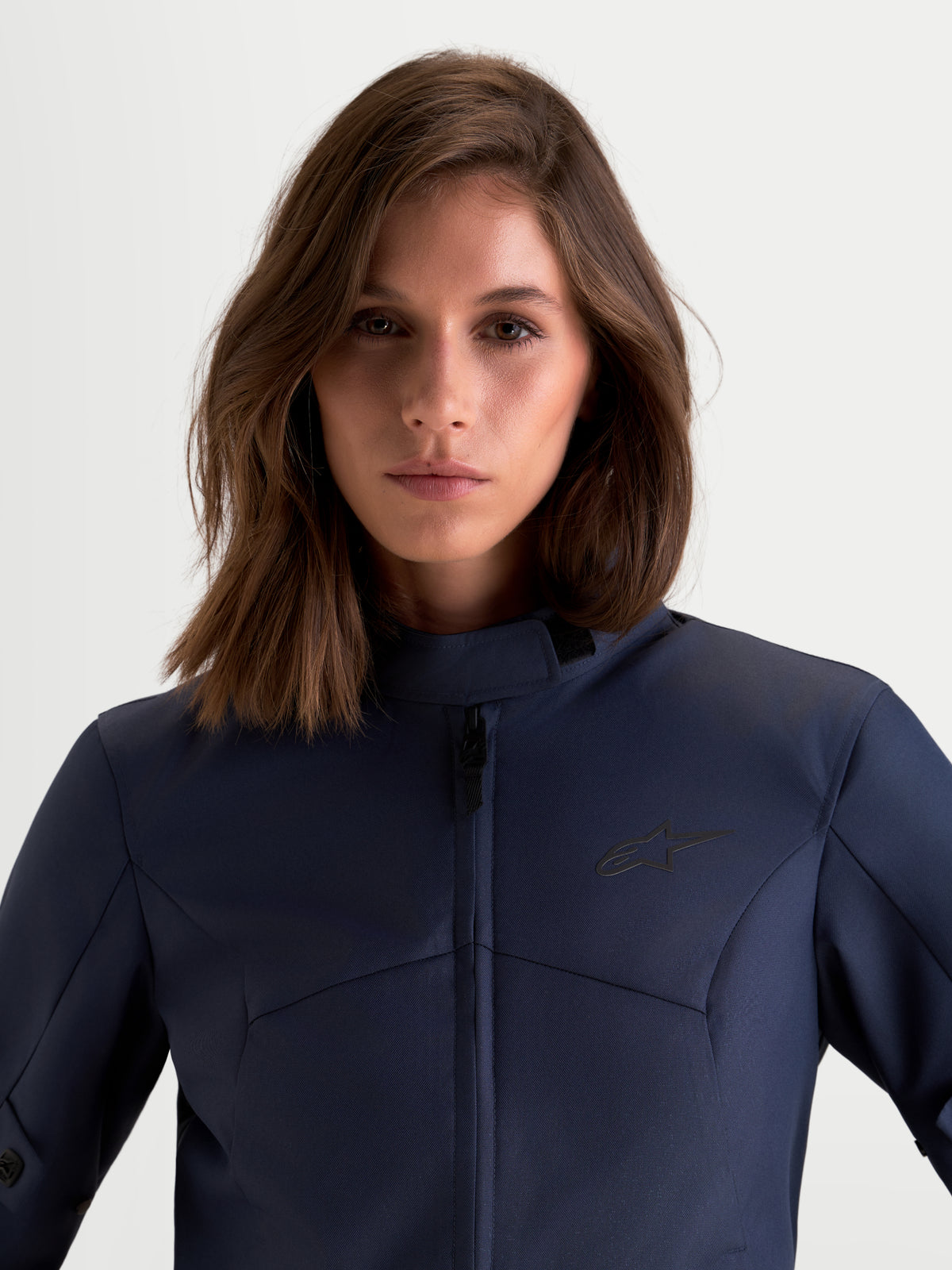 Alpinestars Stella C-1 Waterproof Chaqueta, chaqueta de moto urbana para mujer, azul mood indigo, vista frontal en primer plano mostrando la construcción textil y el cuello alto en modelo
