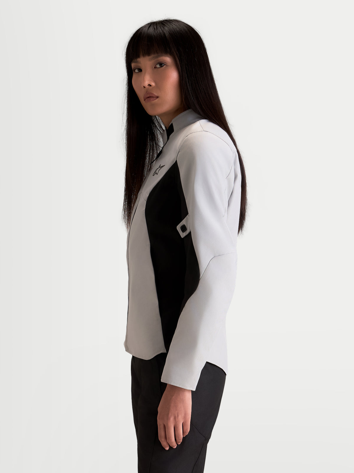 Alpinestars Stella C-1 Waterproof Chaqueta, chaqueta de moto urbana para mujer en gris hielo y negro, vista de perfil lateral en modelo que muestra la construcción textil y el cuello ergonómico