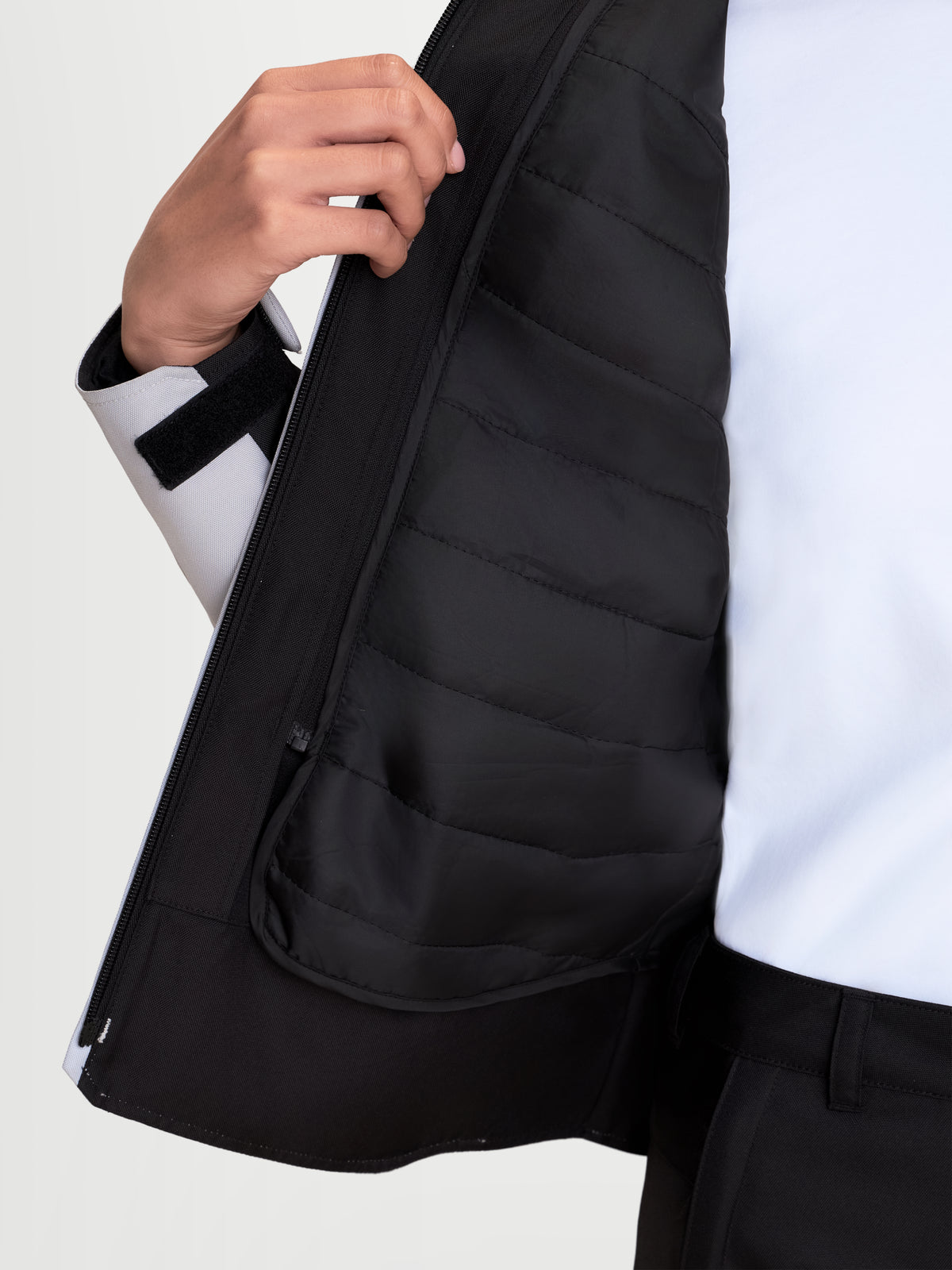 Alpinestars Stella C-1 Waterproof Chaqueta, chaqueta de moto urbana para mujer en gris hielo y negro, vista en primer plano que muestra el chaleco térmico acolchado interior y la cremallera frontal en modelo