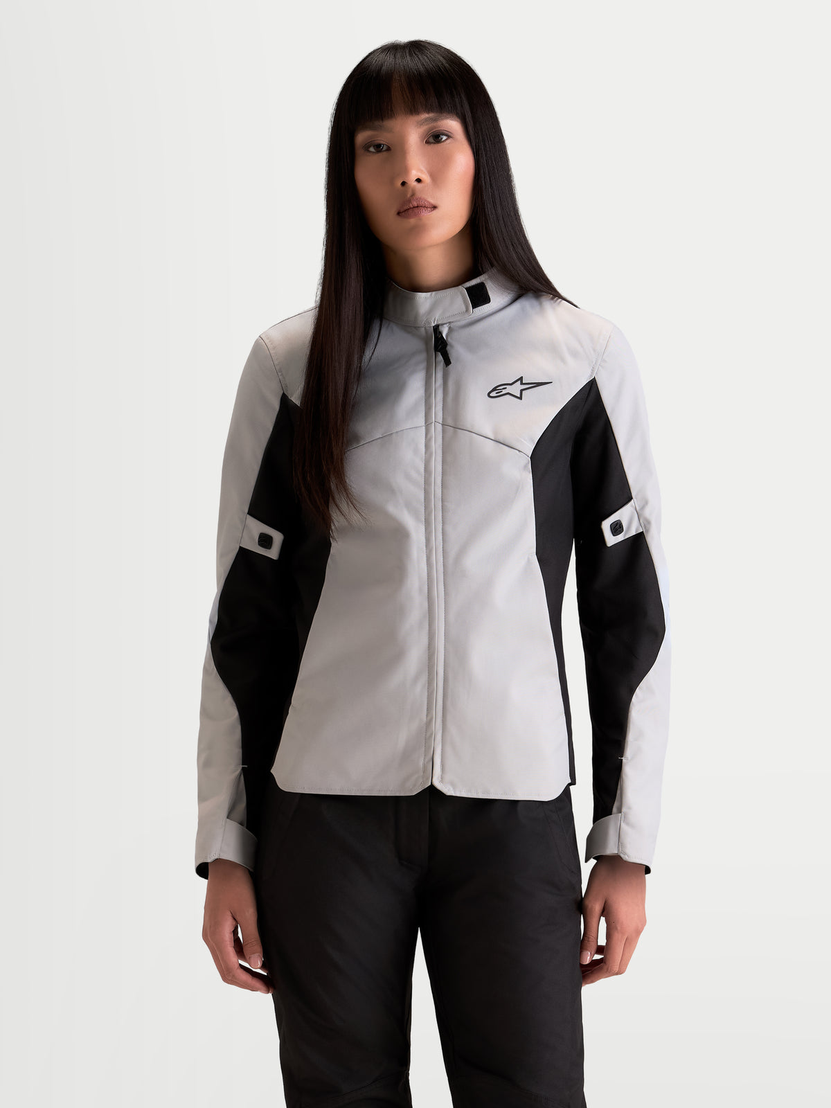 Alpinestars Stella C-1 Waterproof Chaqueta, chaqueta de moto urbana para mujer, gris hielo y negra, vista frontal en modelo