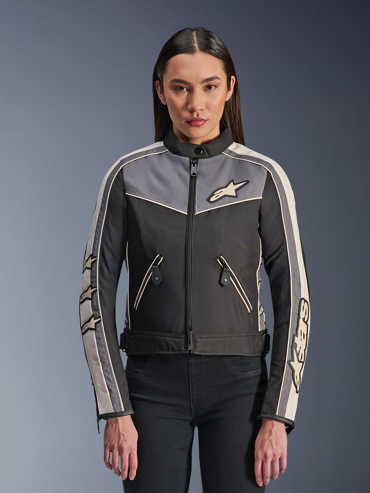 Alpinestars Stella T-Dyno WR Jacket, chaqueta de moto textil para mujer, negra con detalles en gris oscuro y color crudo, ajuste de motociclista de inspiración vintage, cremallera frontal y bolsillos con cremallera, con logotipos de estrellas y marca Alpinestars en las mangas, equipamiento protector para carretera